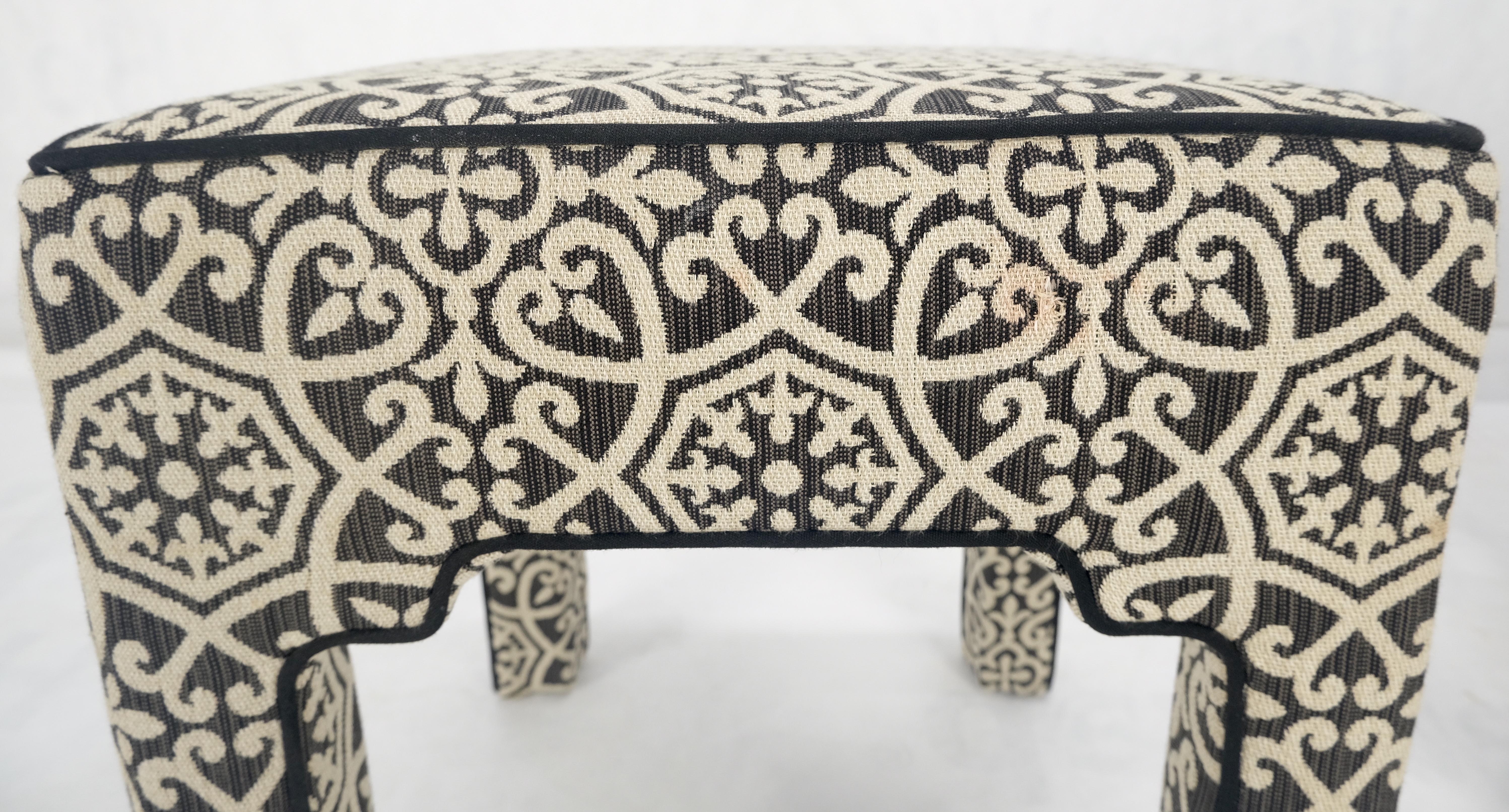 Tappezzeria Coppia di panche quadrate imbottite in bianco e nero nello stile di Billy Baldwin in vendita