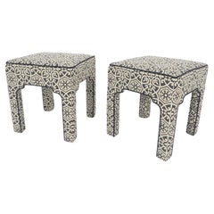 Paire de bancs carrés tapissés noirs et blancs dans le style de Billy Baldwin