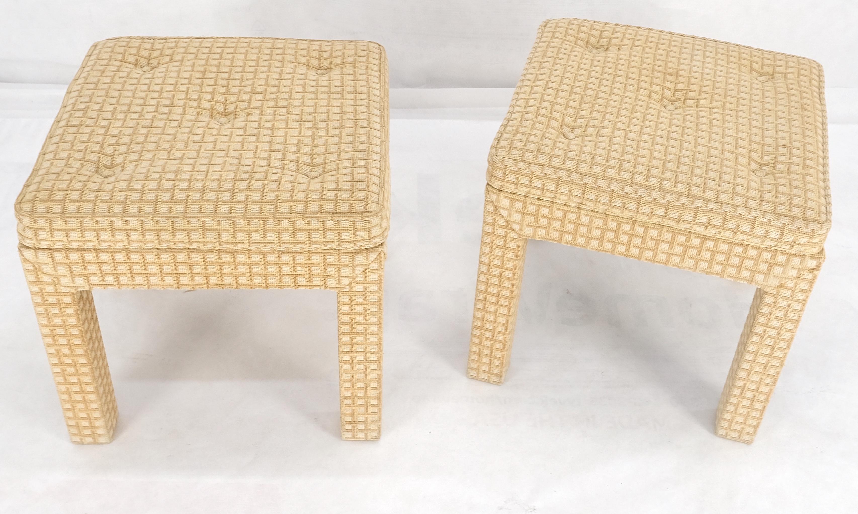 Américain Paire de bancs carrés tapissés crème et blanc dans le style de Billy Baldwin MINT en vente