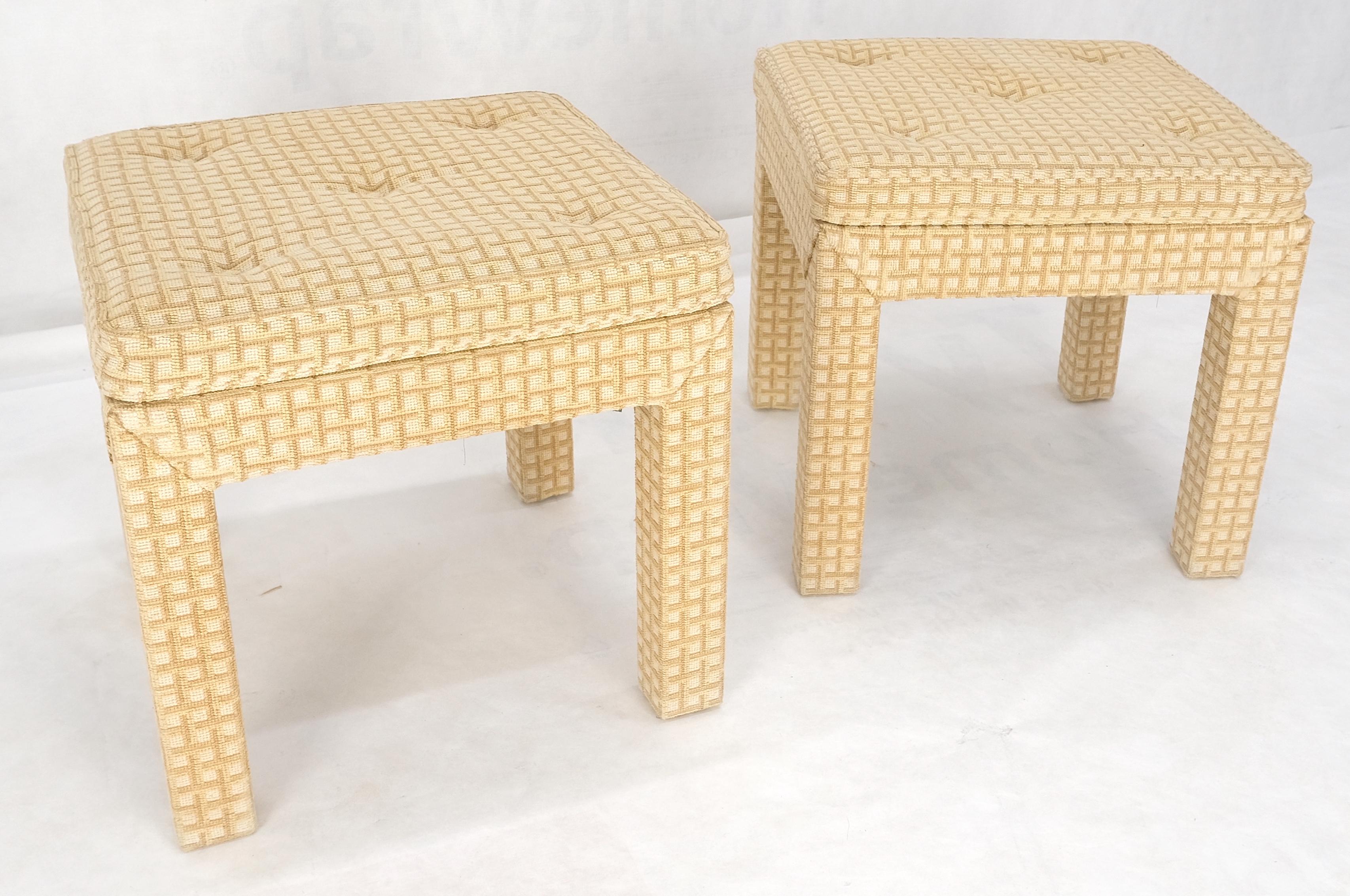 20ième siècle Paire de bancs carrés tapissés crème et blanc dans le style de Billy Baldwin MINT en vente
