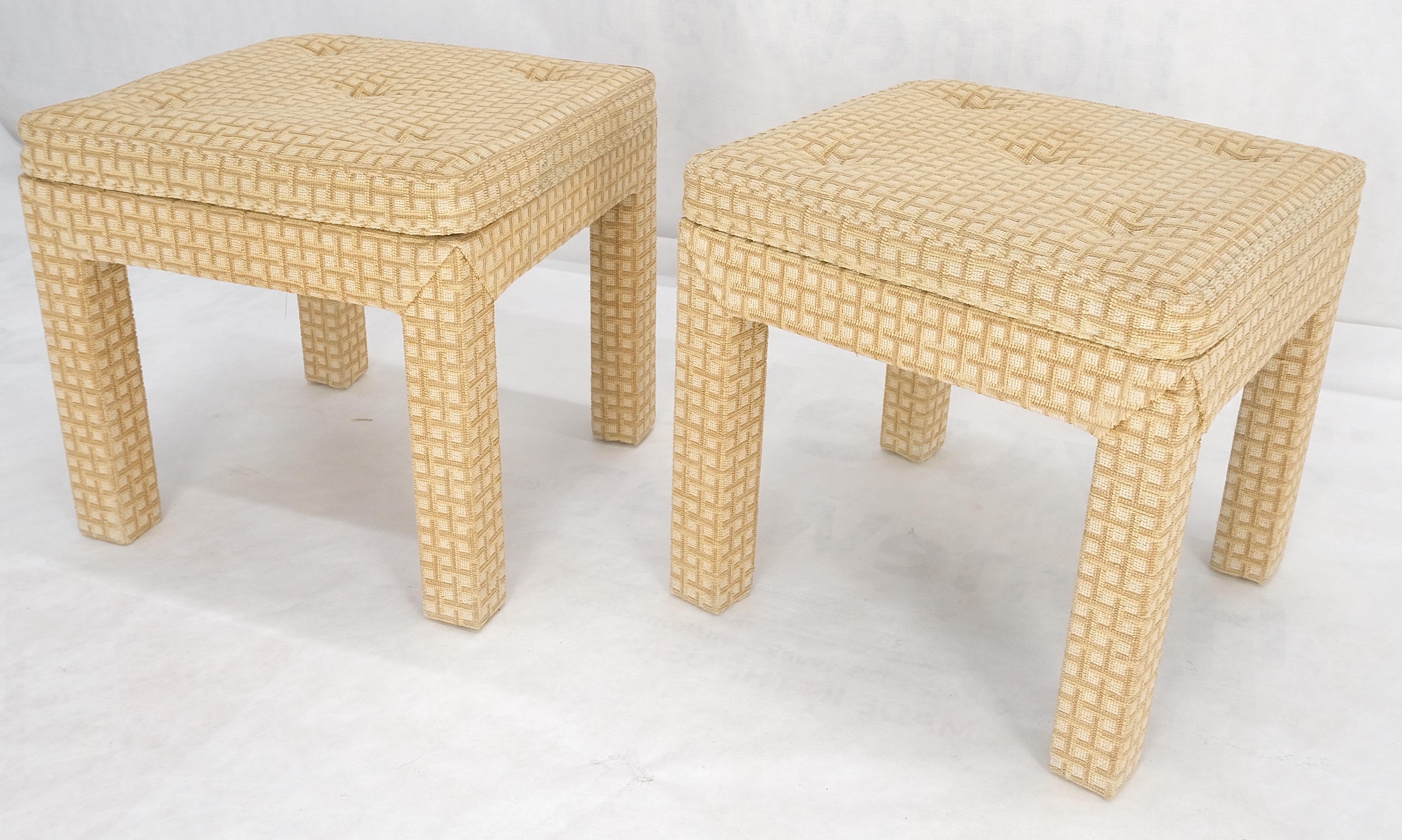 Tissu d'ameublement Paire de bancs carrés tapissés crème et blanc dans le style de Billy Baldwin MINT en vente