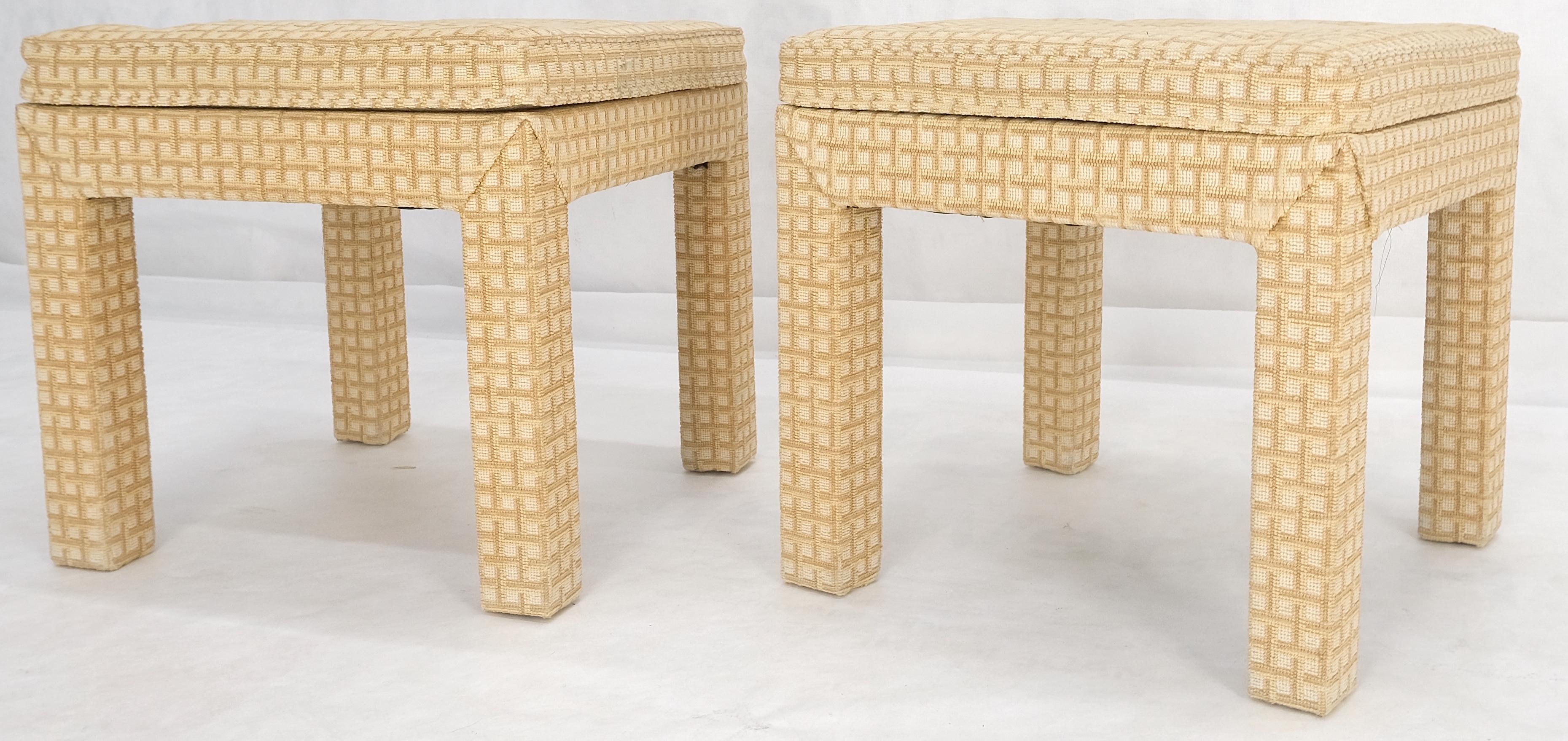 Paire de bancs carrés tapissés crème et blanc dans le style de Billy Baldwin MINT en vente 1