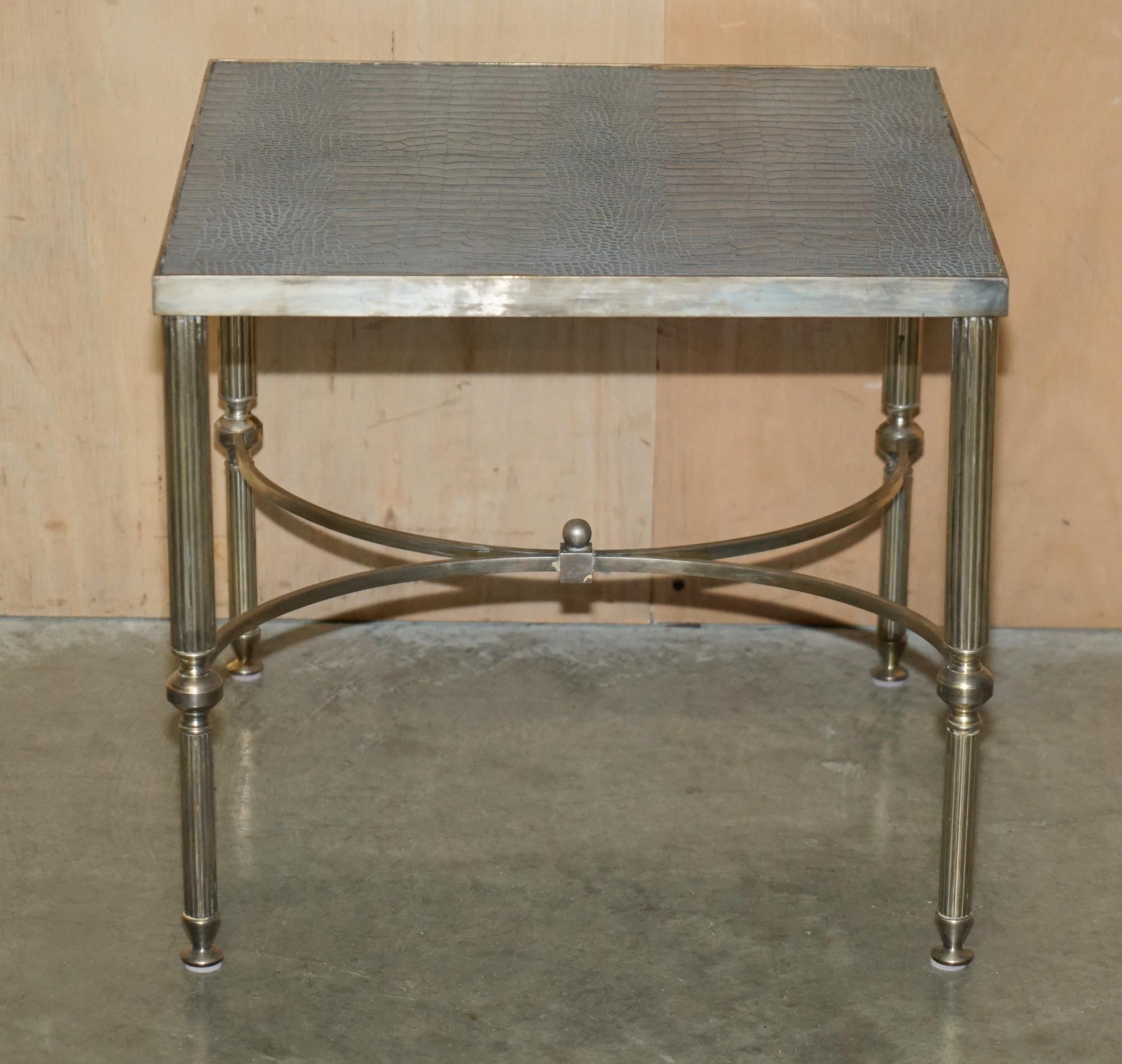 Mid-Century Modern Paire de tables d'appointQUARE VINTAGE CHROME CROCODILE ALLIGATOR LEATHER PATINA en cuir en vente