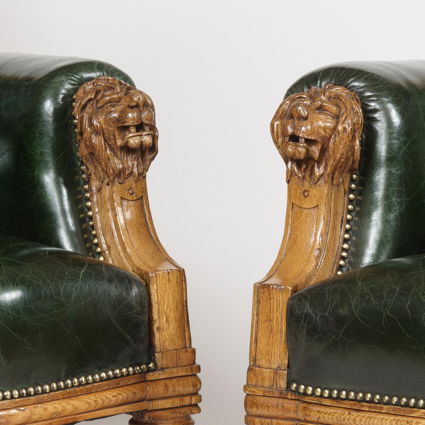 Anglais Paire de fauteuils en cuir vert de la bibliothèque St James’s Club de la fin du XIXe siècle en vente