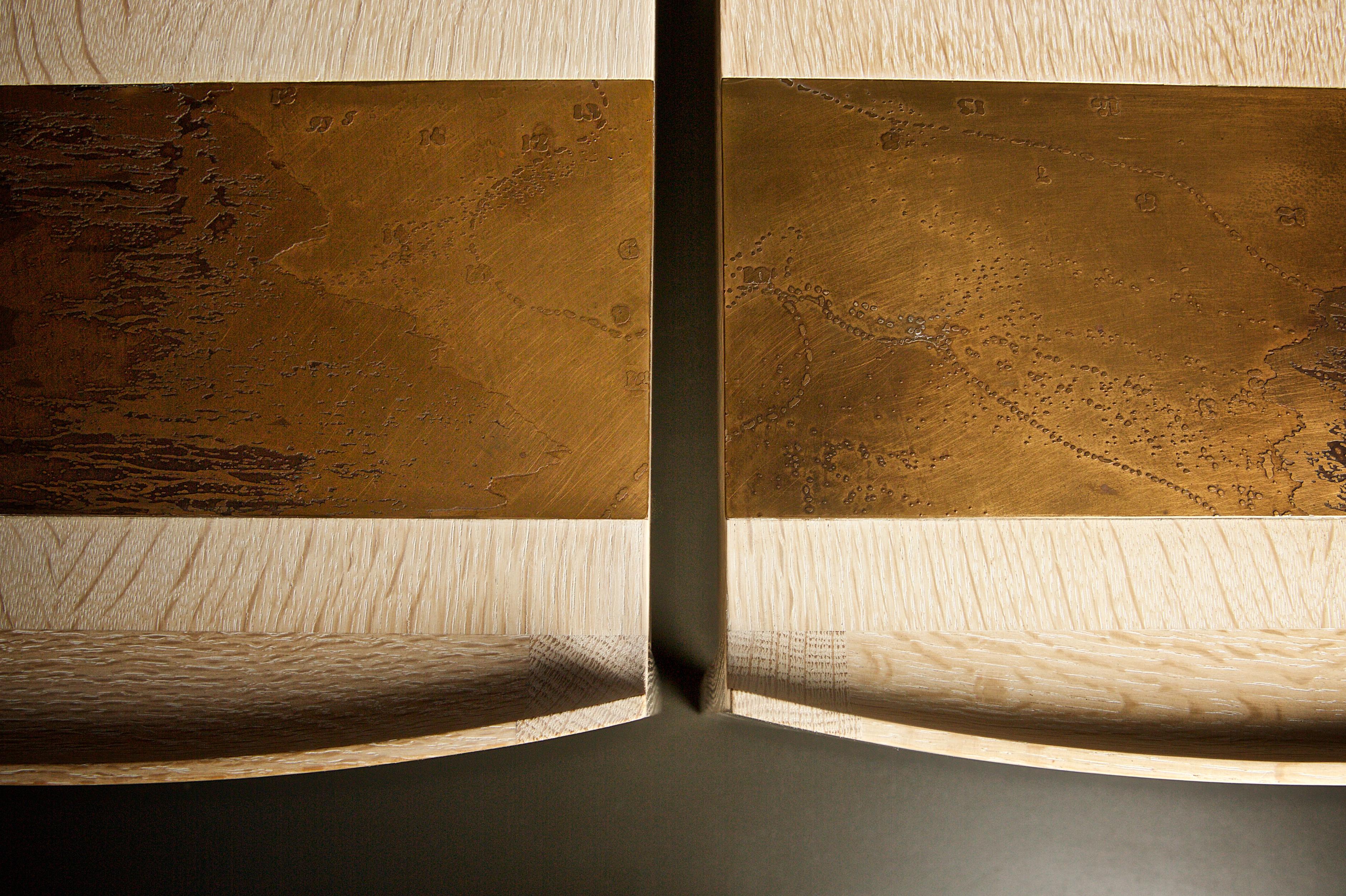 Metal Pair of St Kilda side tables in english bleached oak and etched gilding metal For Sale