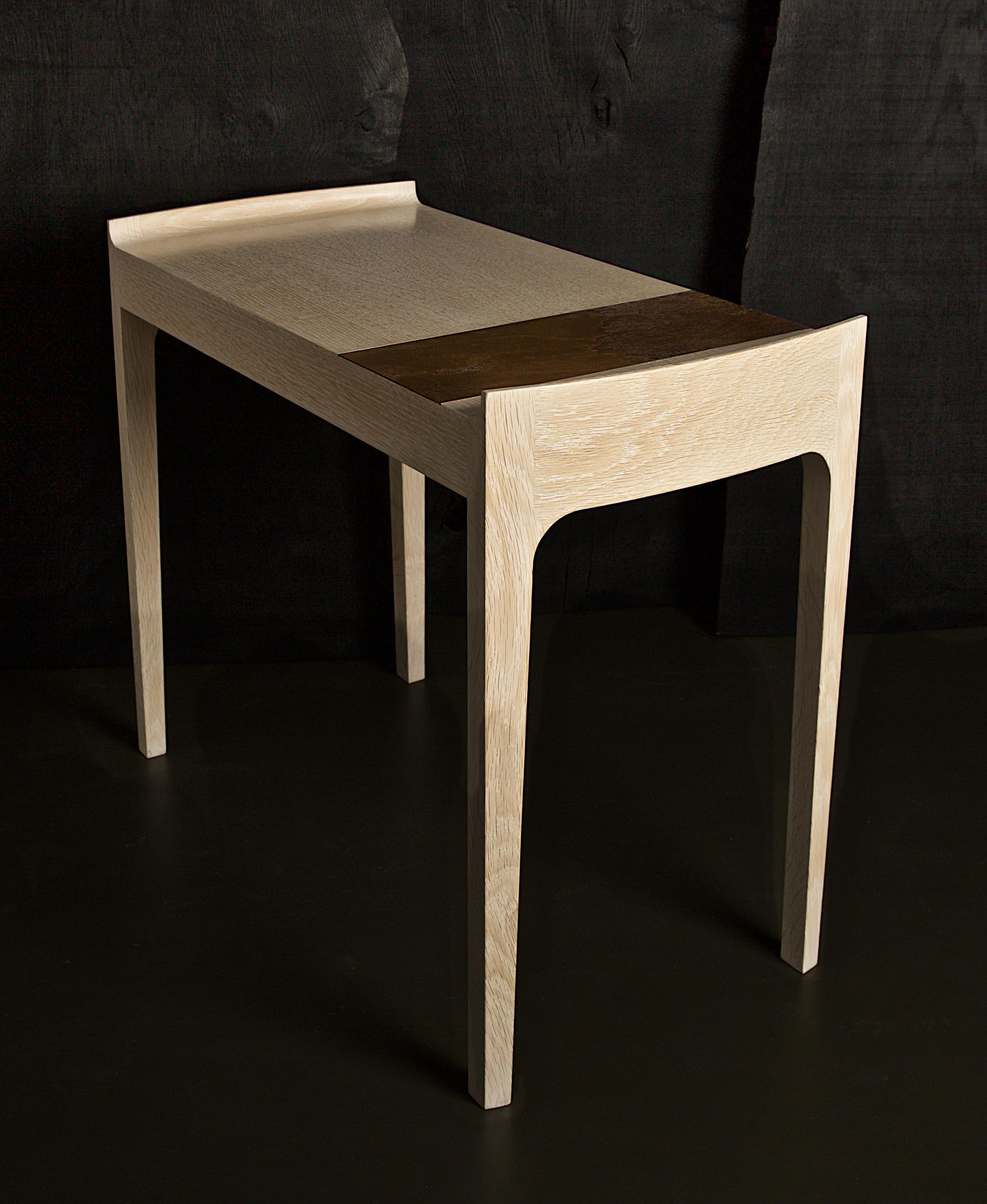 Fait partie d'une édition spéciale de six tables (trois paires) réalisée en Collaboration avec l'artiste métallurgiste de renom Rebecca Gouldson. Il s'agit de la dernière paire de la Collaboration, réalisée en superbe chêne blanchi scié sur