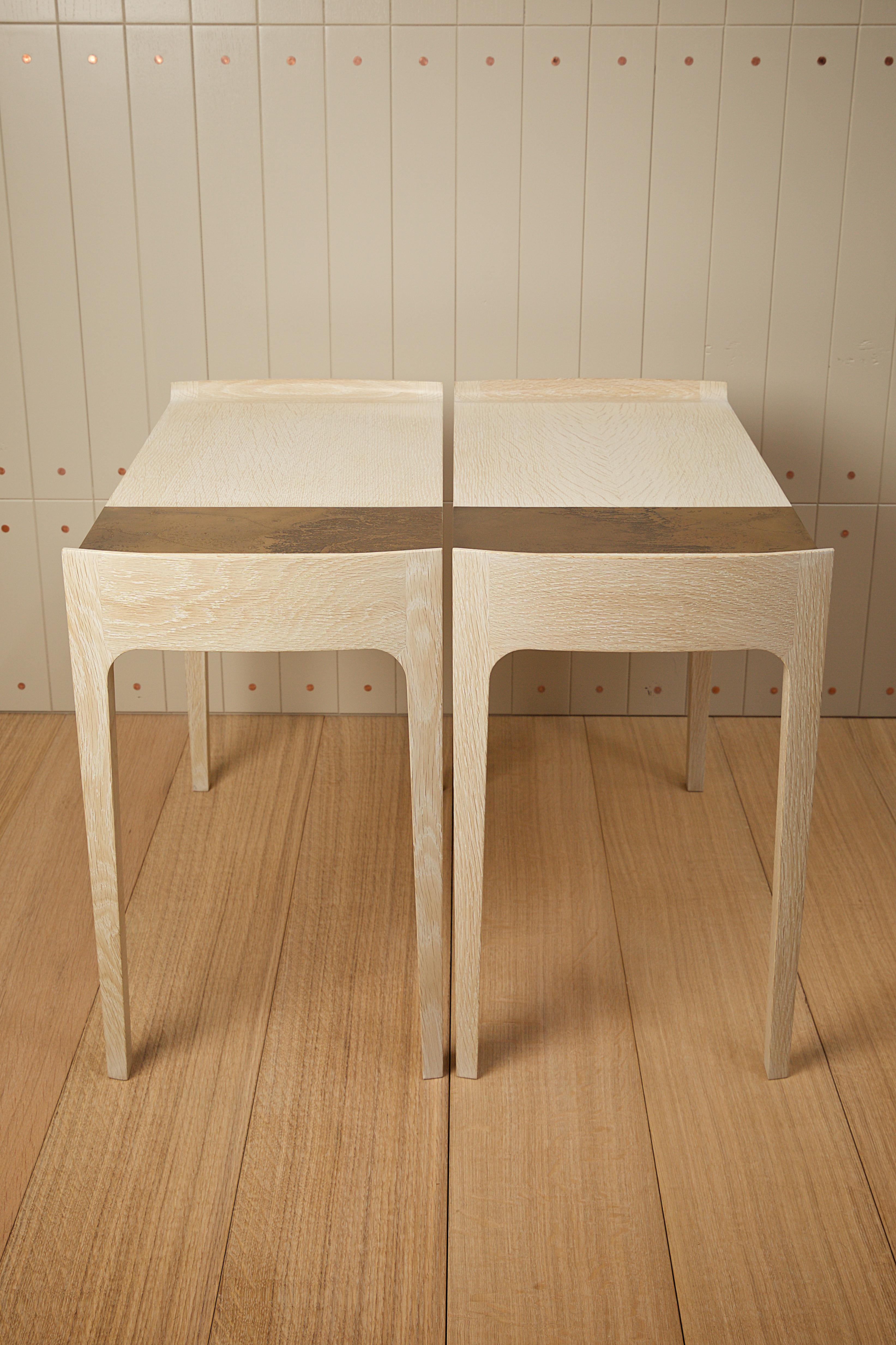 Britannique Paire de tables Oak en chêne anglais blanchi avec insert gravé en métal doré en vente