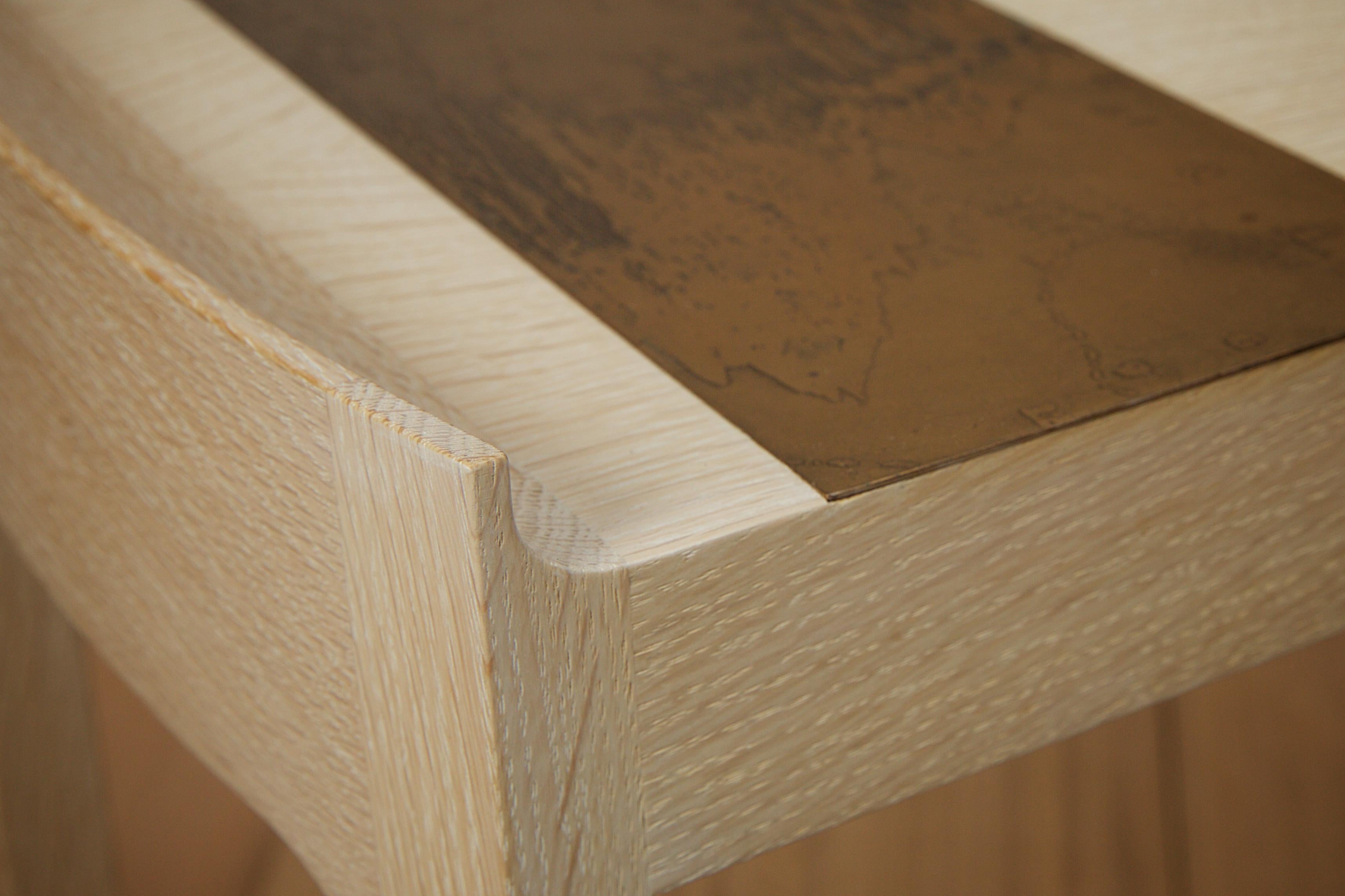 Buriné Paire de tables Oak en chêne anglais blanchi avec insert gravé en métal doré en vente