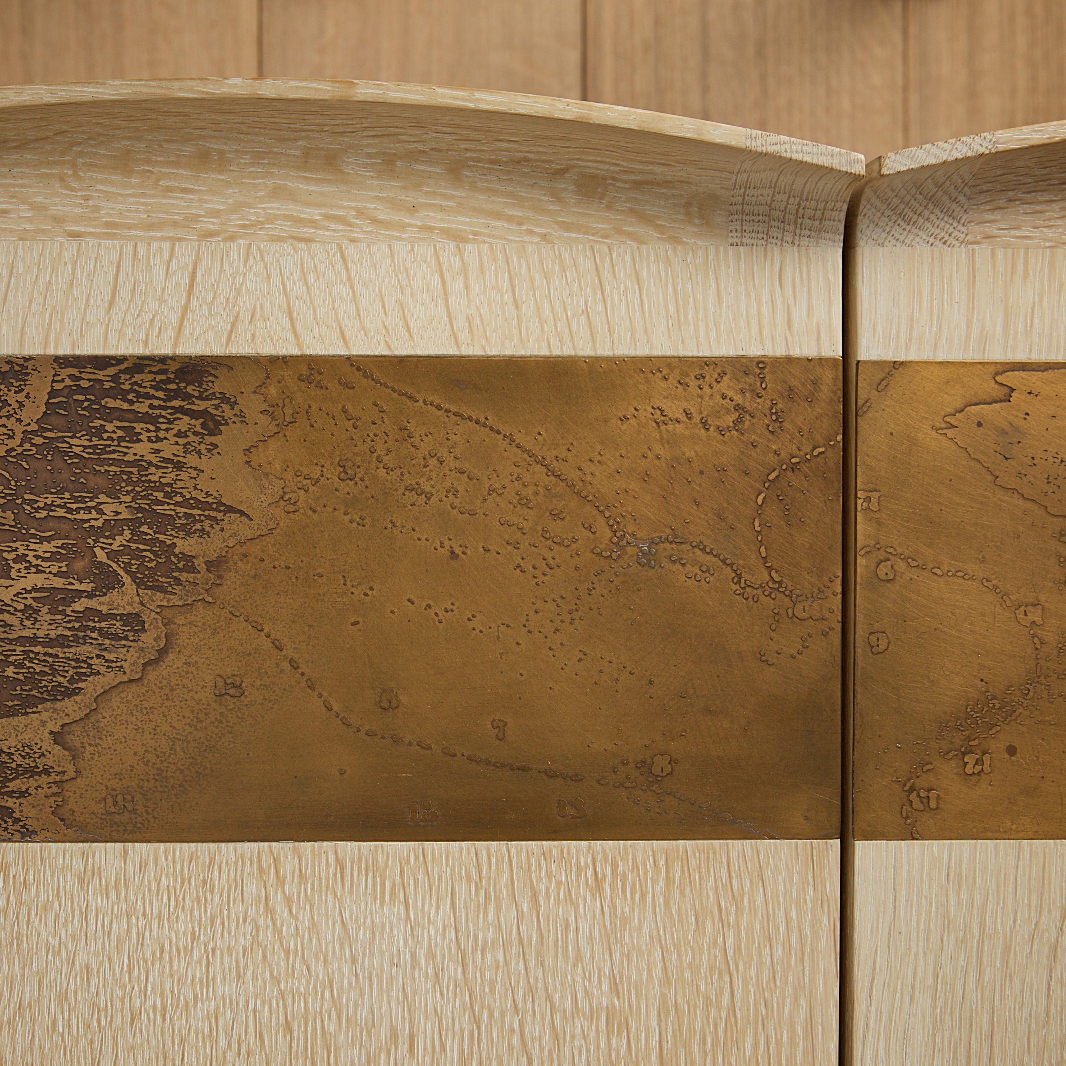 Paire de tables Oak en chêne anglais blanchi avec insert gravé en métal doré Neuf - En vente à Pulborough, GB