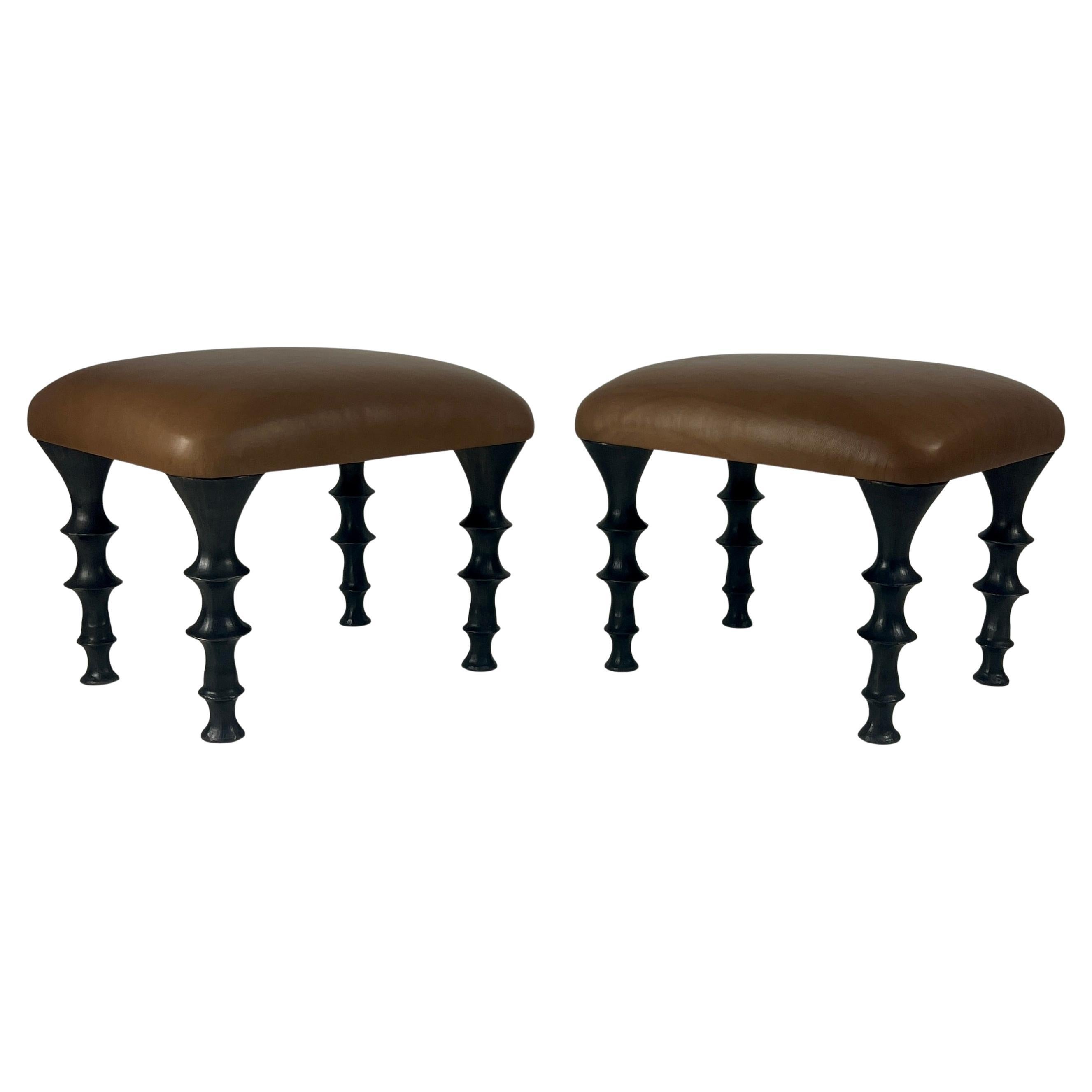 Deux tabourets avec pieds en bronze moulé et coussins en cuir brun. Le design des pieds présente une texture organique. Ces tabourets feront une entrée remarquée dans votre intérieur. Les tabourets peuvent également être fabriqués sur mesure dans