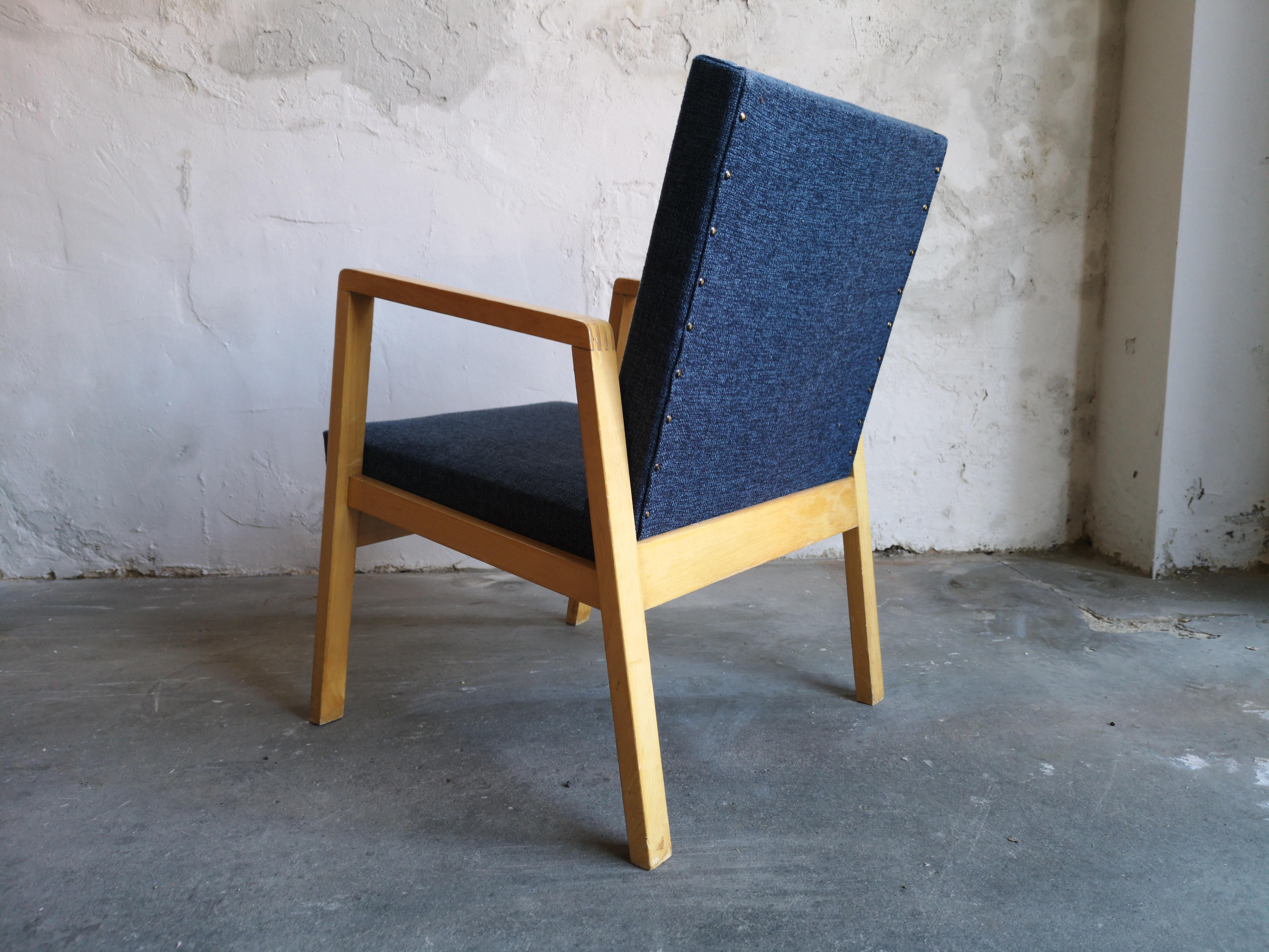 Pair of Stackable Alvar Aalto Upholstered Hallway Chair 54/404 For Sale 2