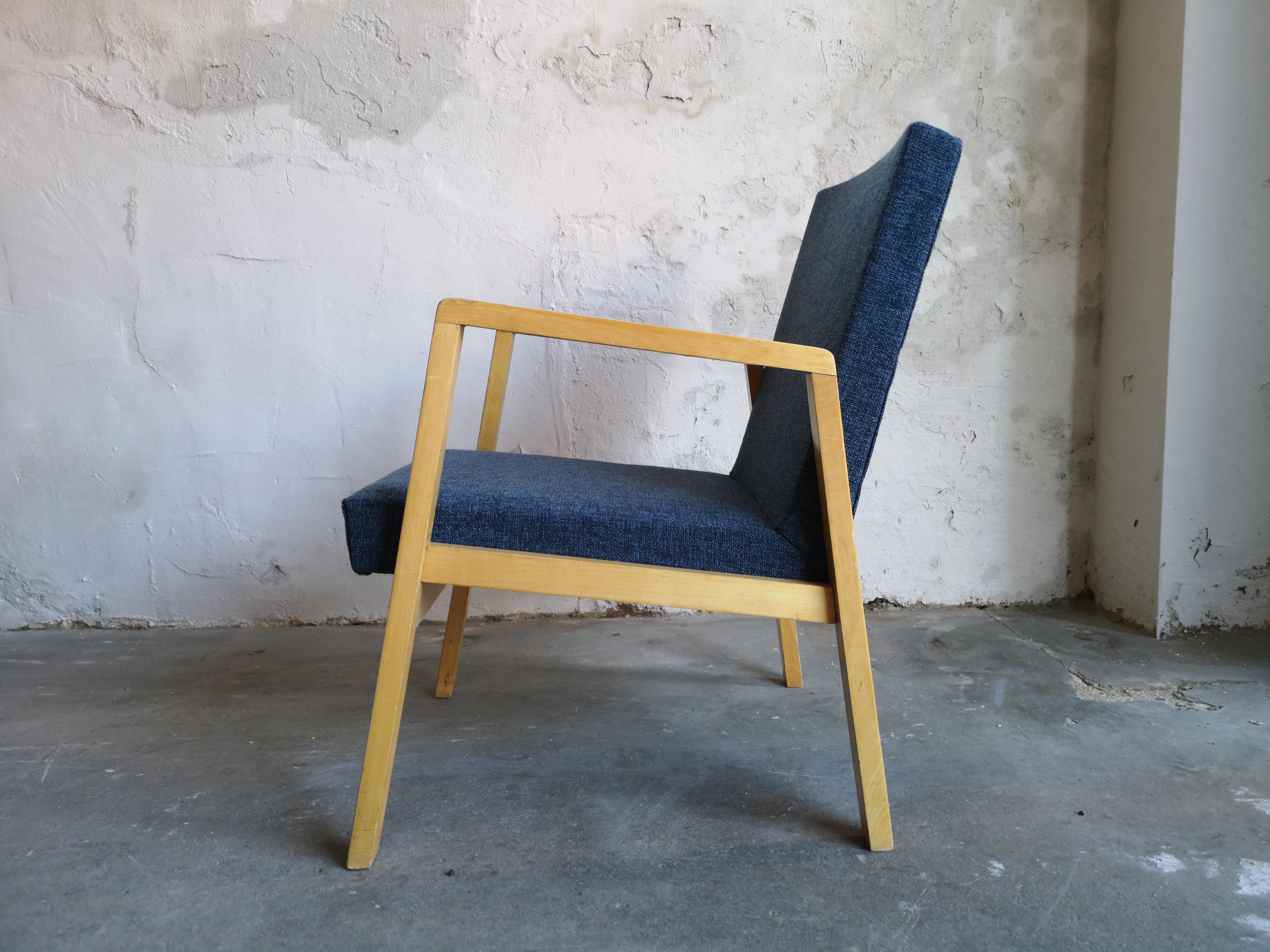 Mid-Century Modern Pair of Stackable Alvar Aalto Upholstered Hallway Chair 54/404 For Sale