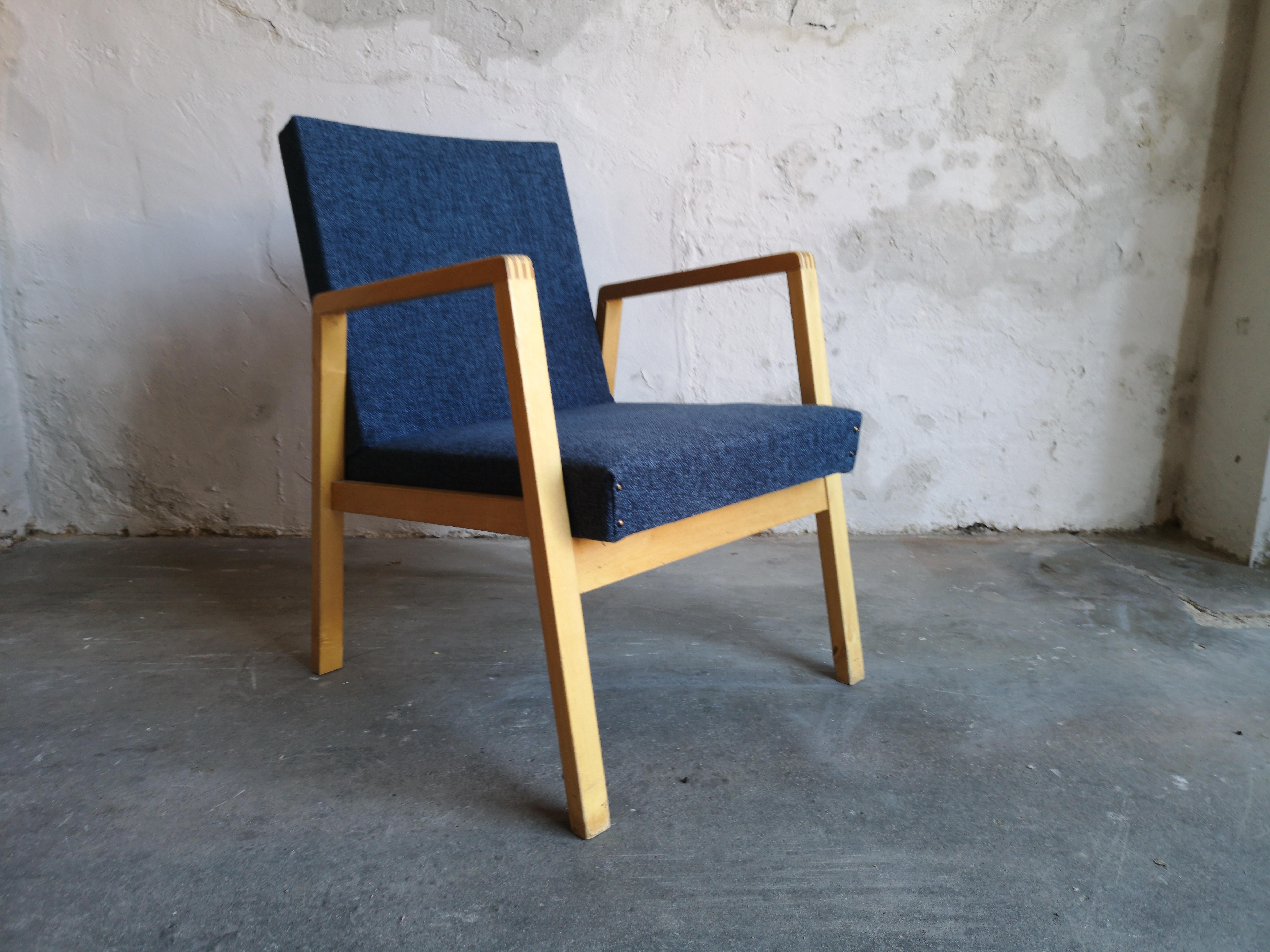 Pair of Stackable Alvar Aalto Upholstered Hallway Chair 54/404 In Good Condition For Sale In Farnham, Surrey