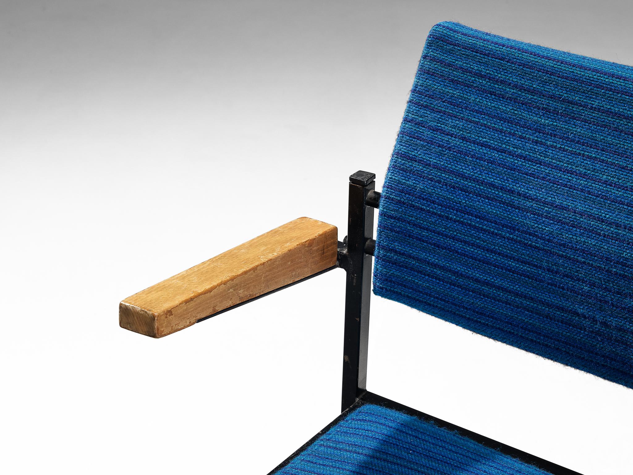Ein Paar stapelbare Sessel mit blauer Polsterung und schwarzem Metallgestell  im Zustand „Gut“ im Angebot in Waalwijk, NL