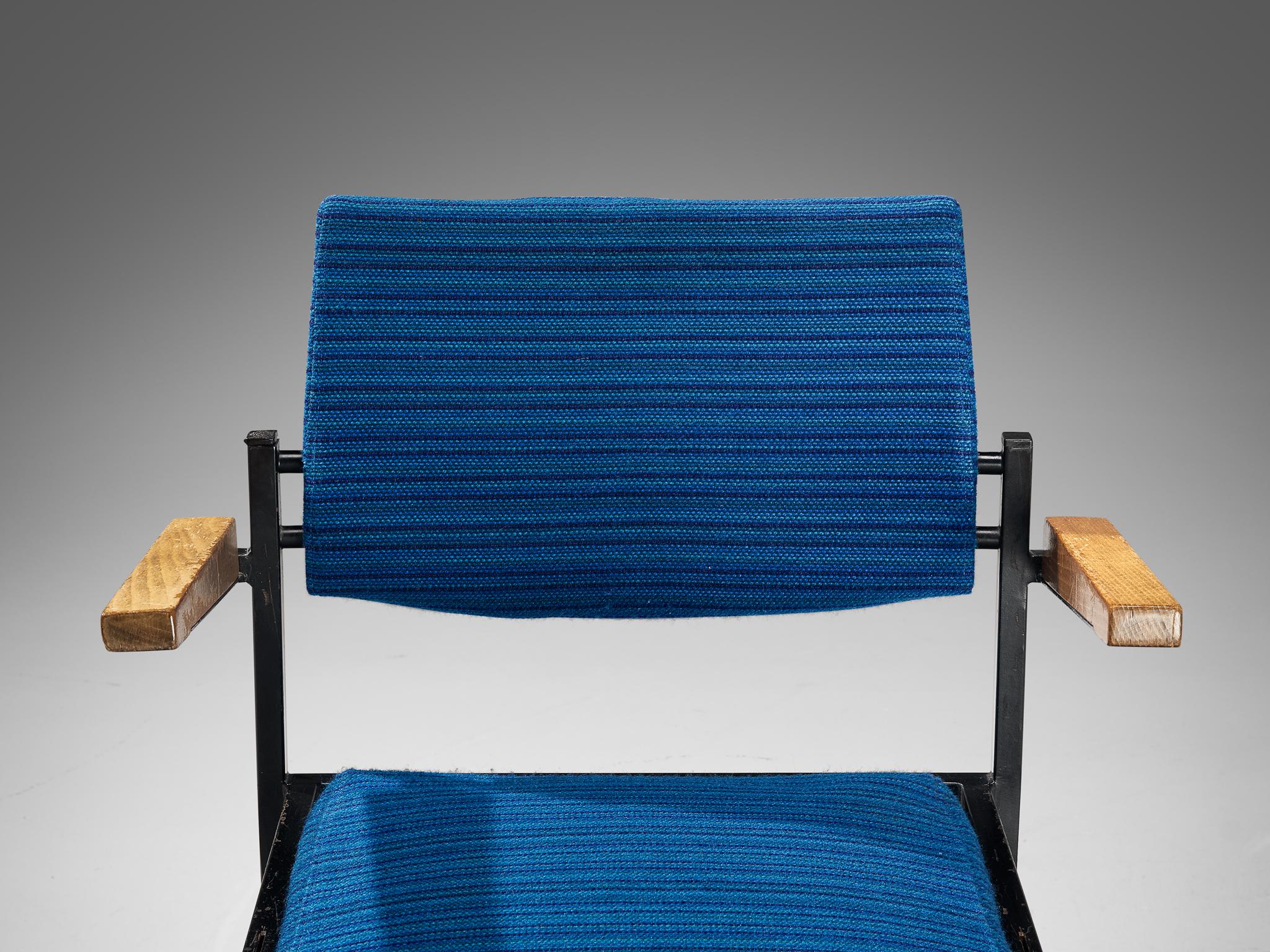 Ein Paar stapelbare Sessel mit blauer Polsterung und schwarzem Metallgestell  im Angebot 1