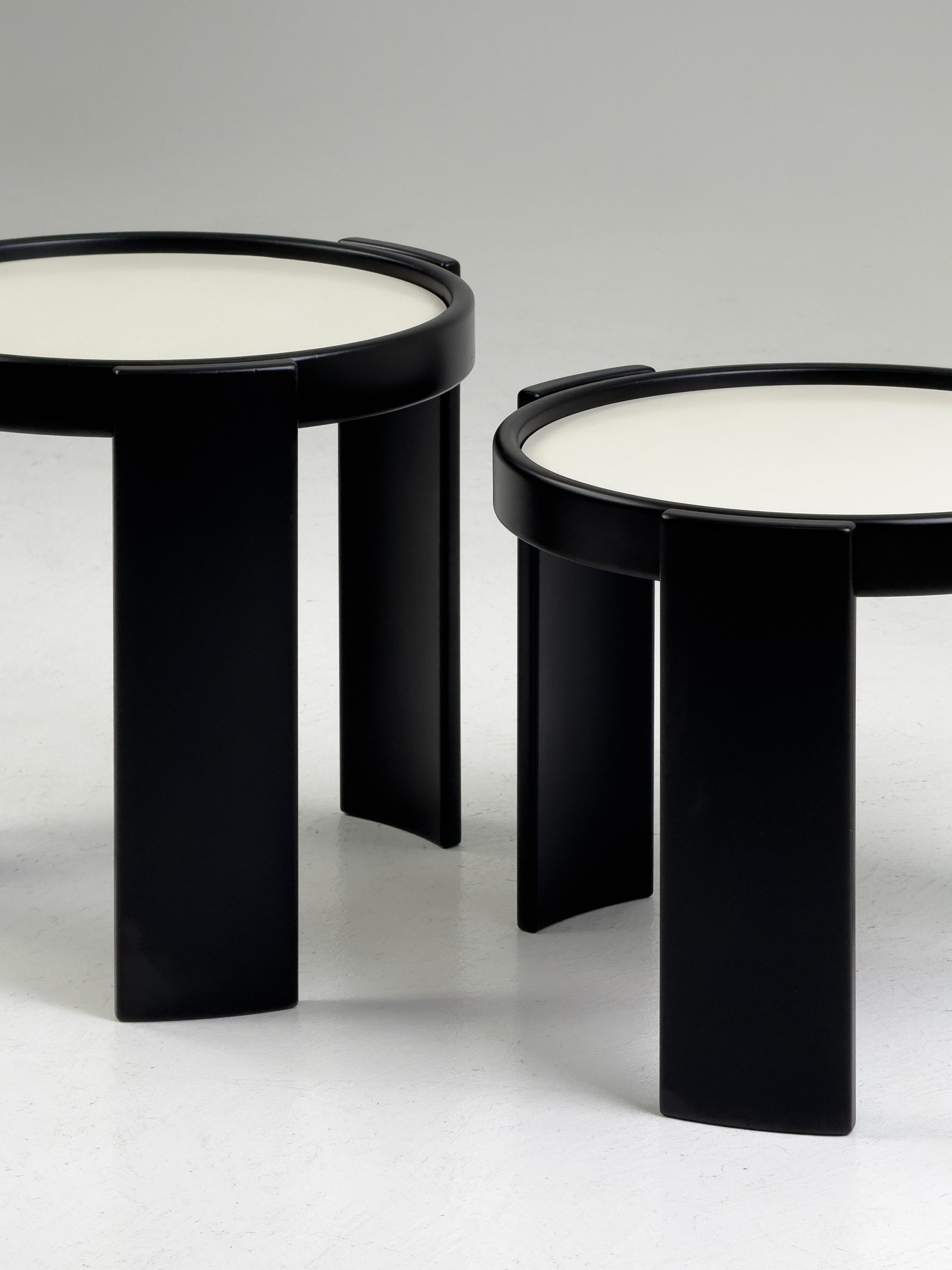 Pair of Stackable Coffee Tables, Model 780/783 by G.Frattini for Cassina, 1960s In Good Condition For Sale In Milano, IT
