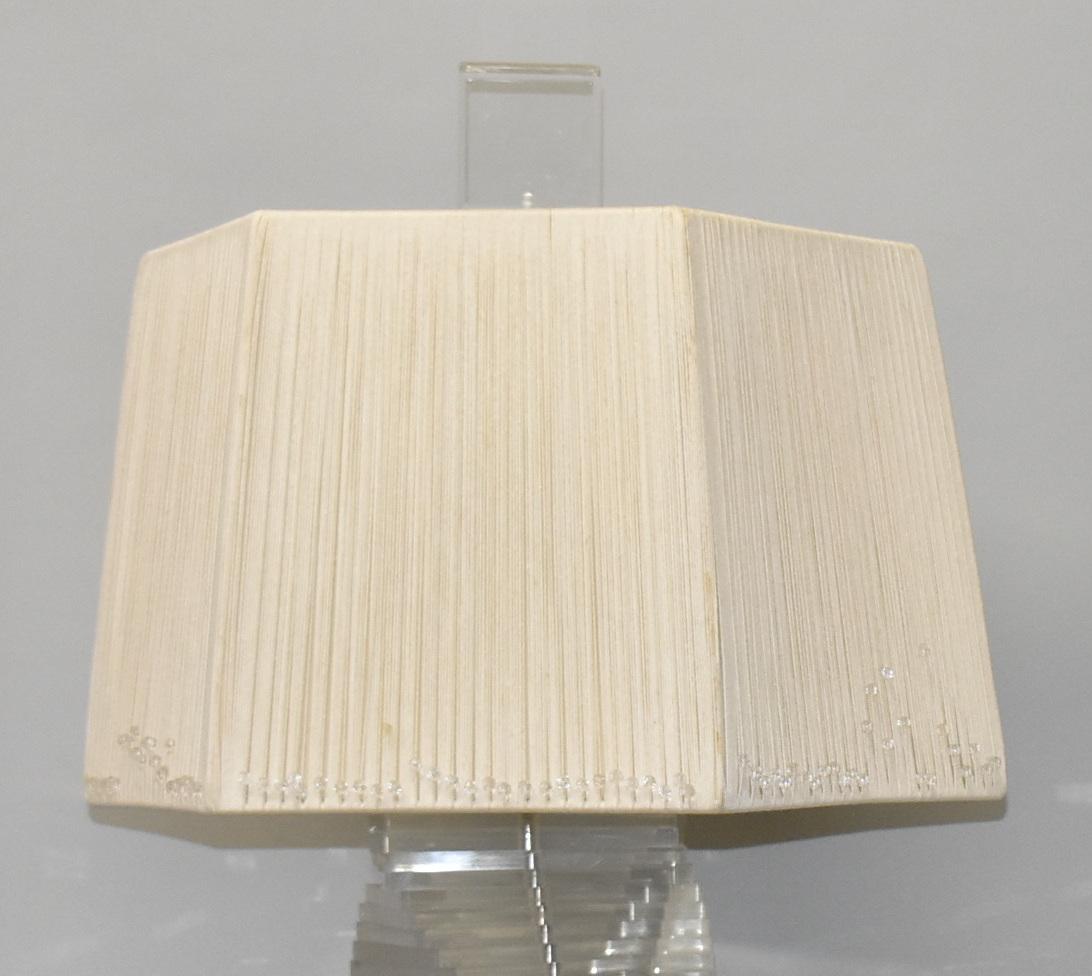 Lucite Paire de lampes de table empilées Helix en lucite en vente