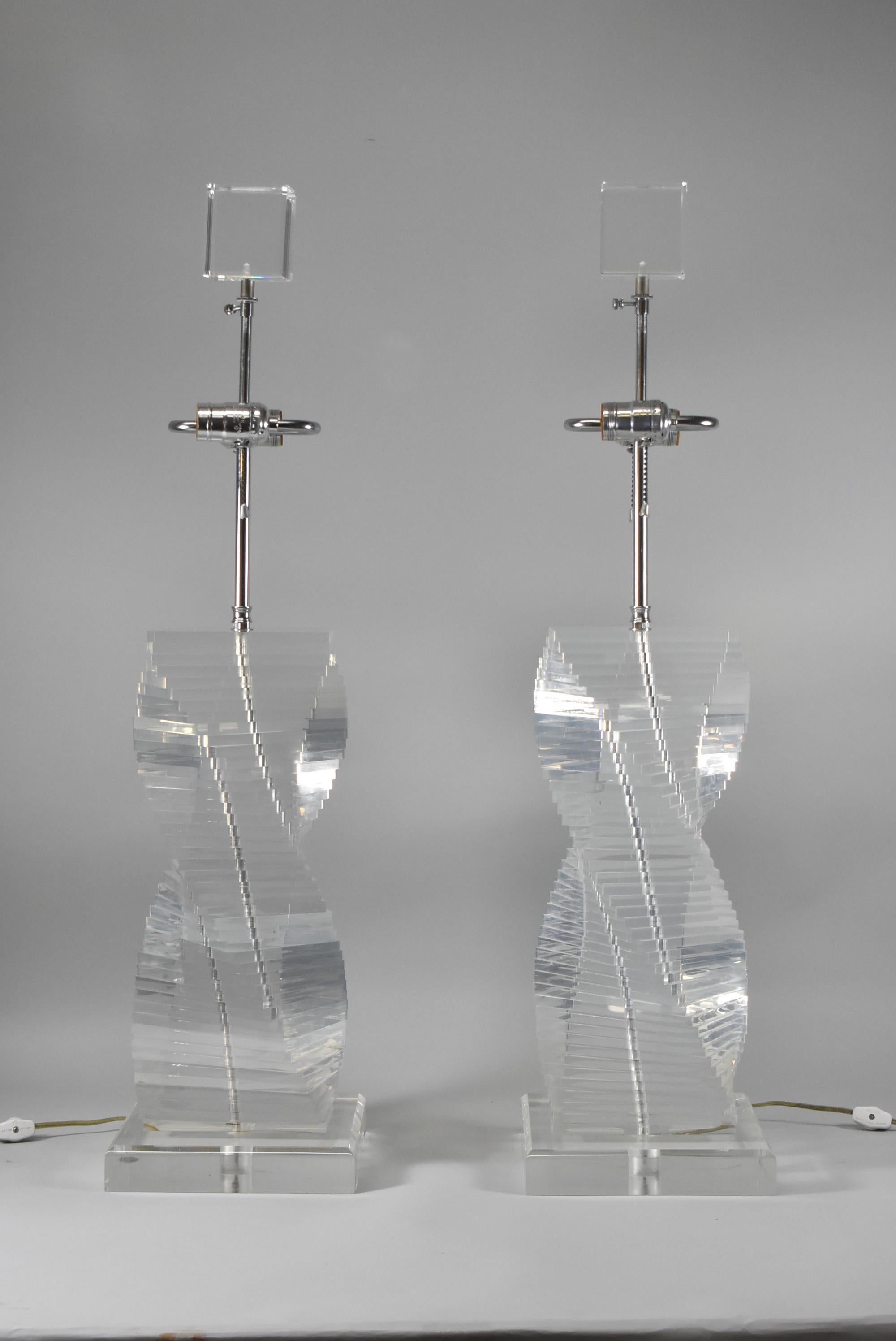 Paire de lampes de table empilées Helix en lucite en vente 2