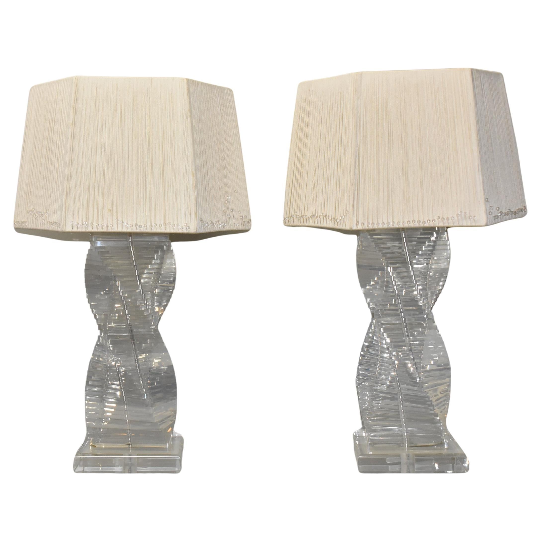 Paire de lampes de table empilées Helix en lucite en vente