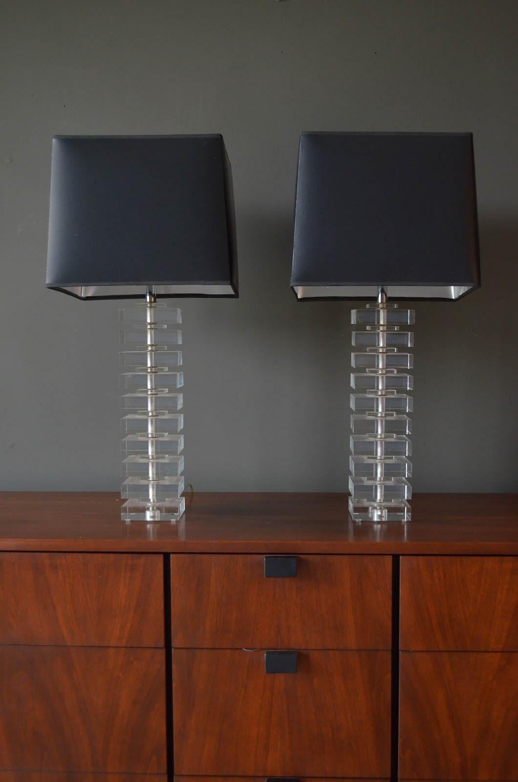 Mid-Century Modern Pair of Stacked Lucite Lamps in the Style of Karl Springer, Ca. 1970 For Sale