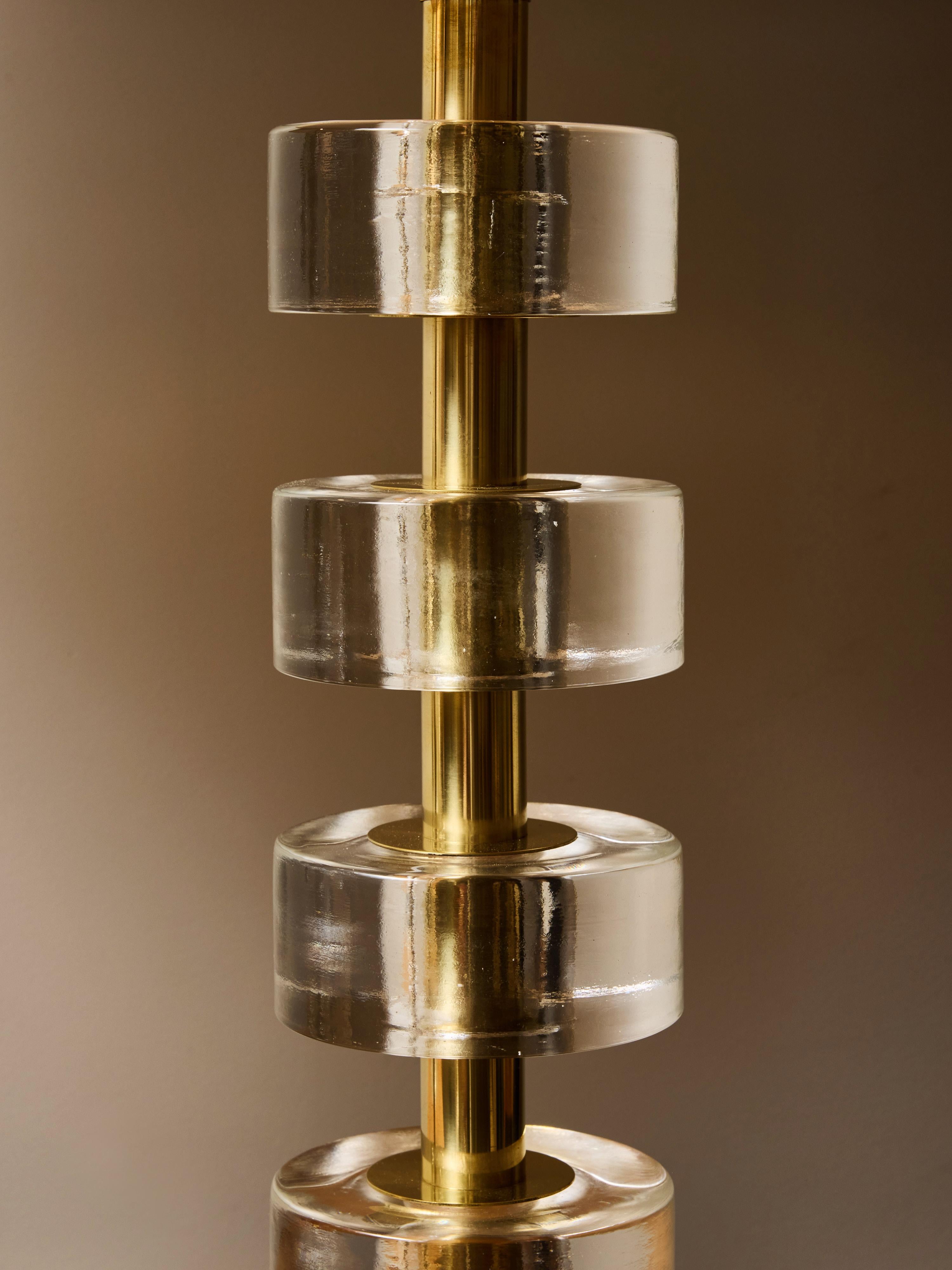 Coppia di lampade da tavolo a disco in vetro massiccio impilate con colonne in ottone lucido in vendita 3