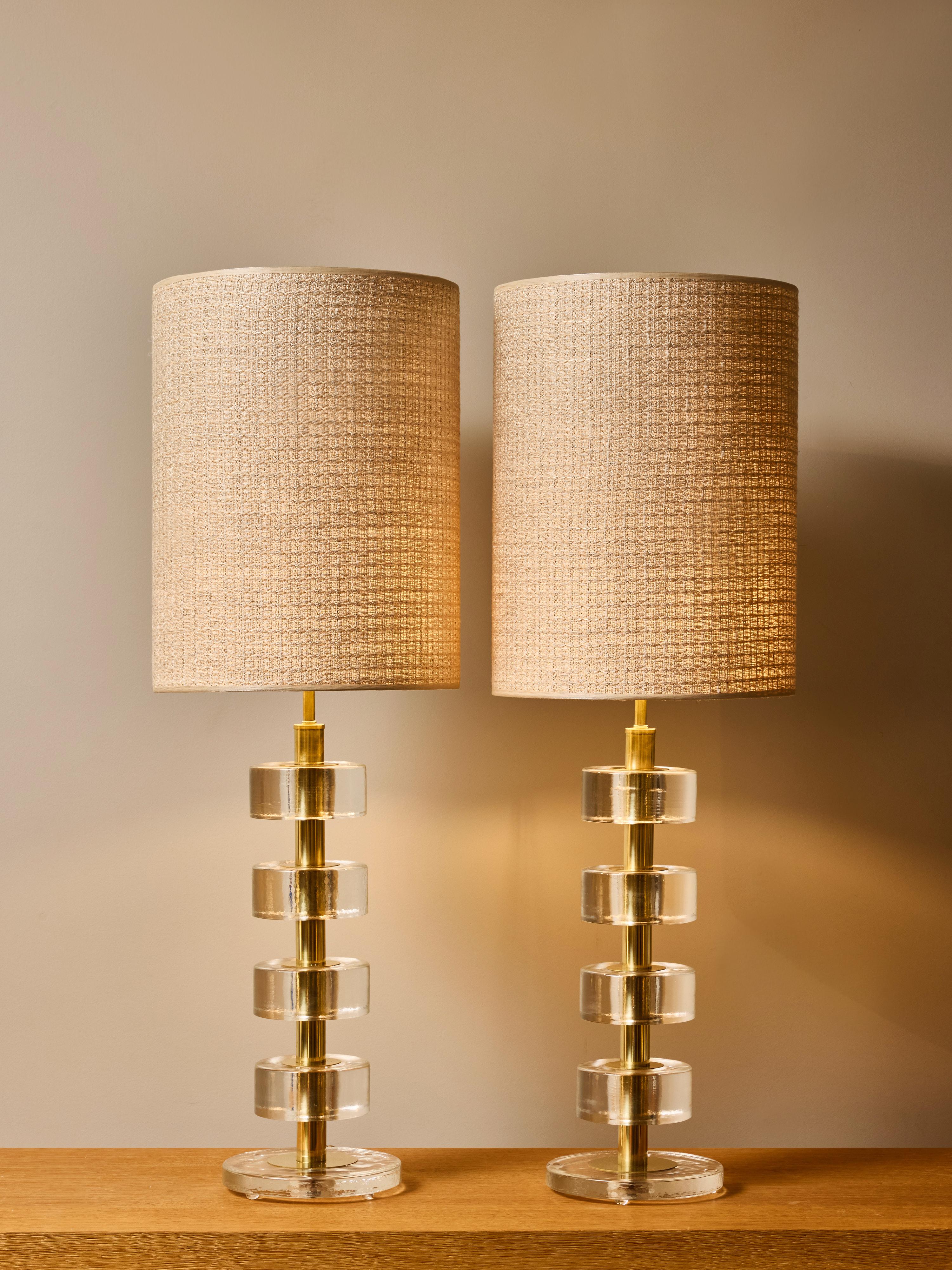 Mid-Century moderno Coppia di lampade da tavolo a disco in vetro massiccio impilate con colonne in ottone lucido in vendita