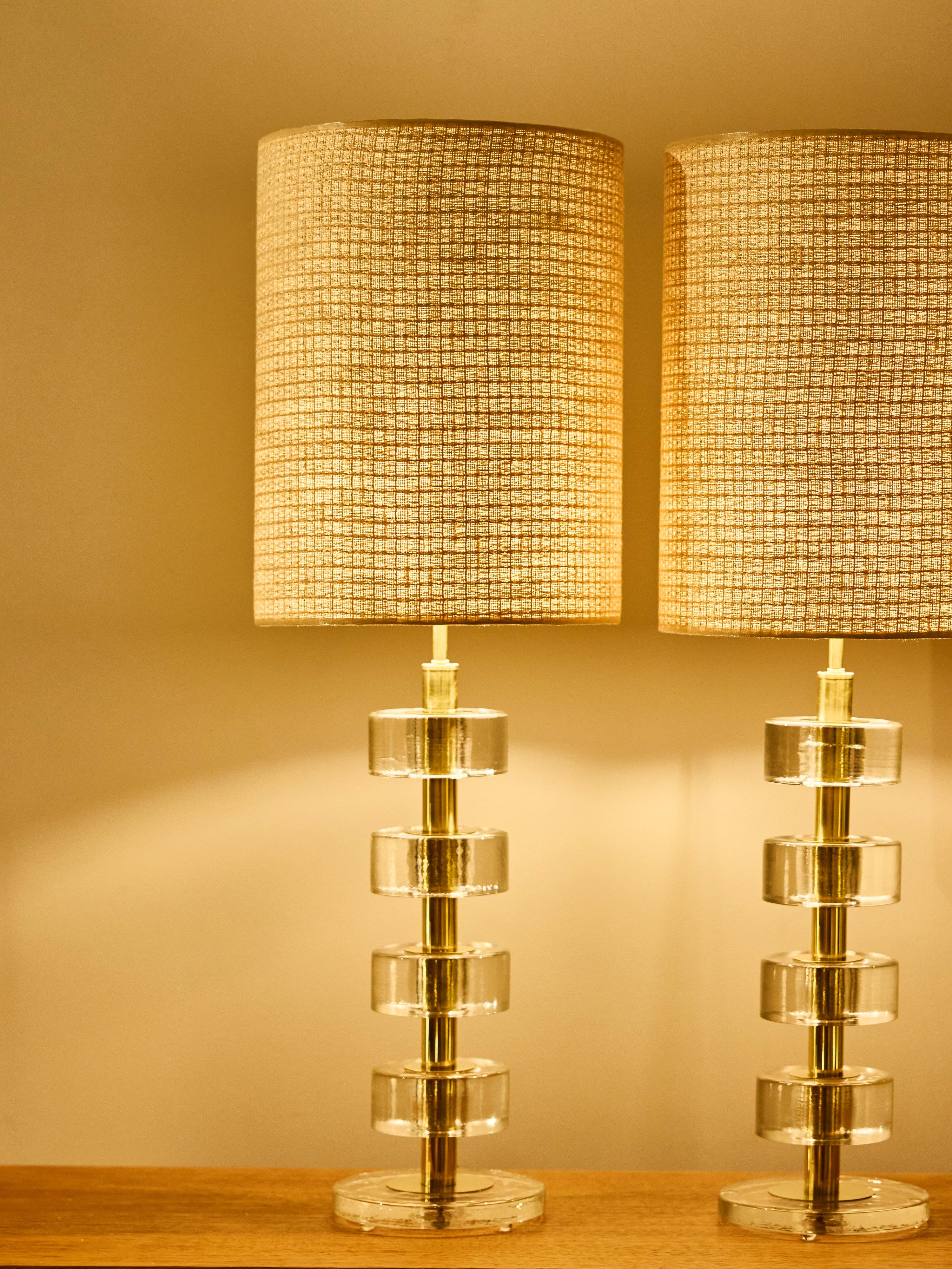 Italiano Coppia di lampade da tavolo a disco in vetro massiccio impilate con colonne in ottone lucido in vendita