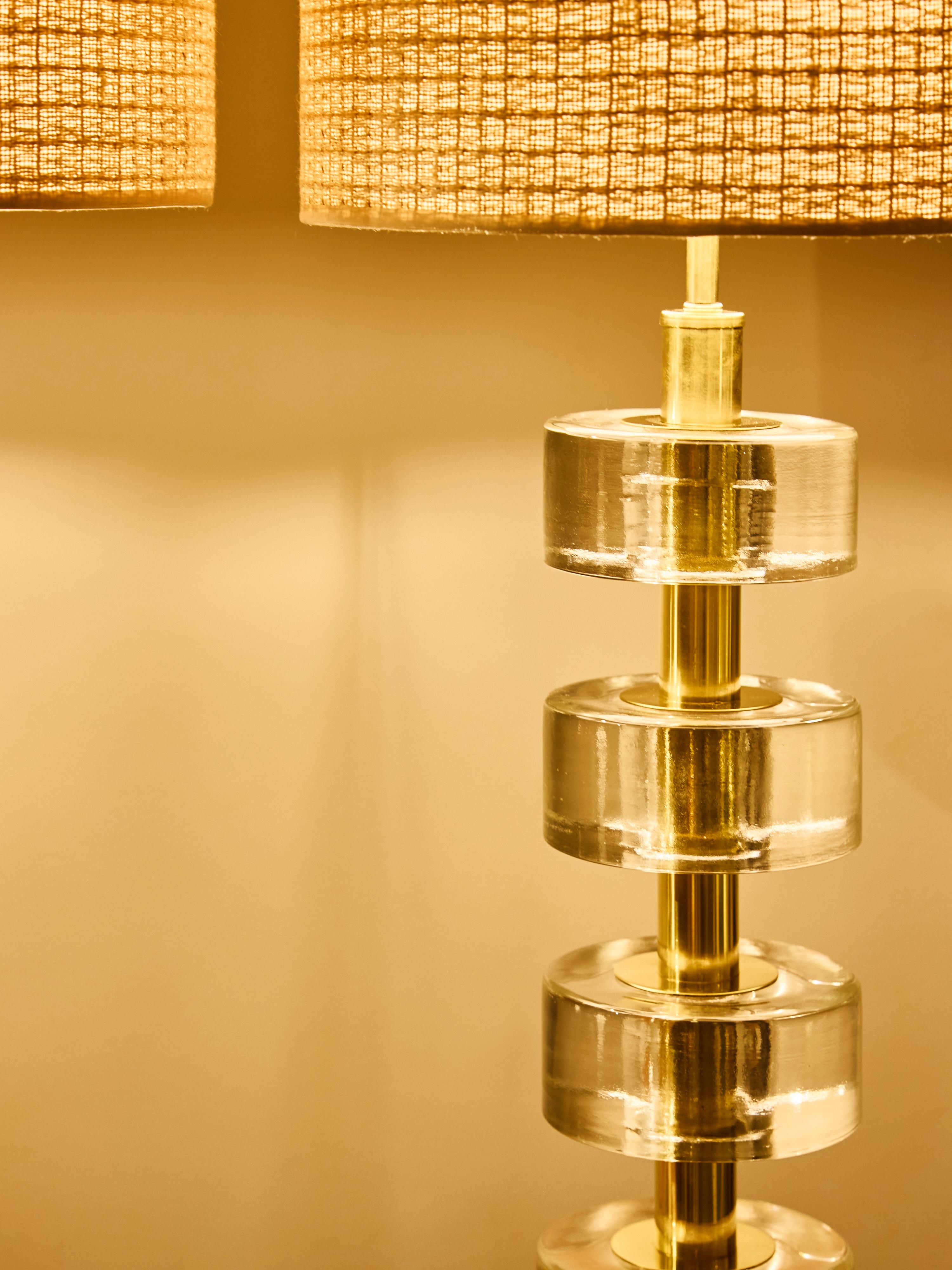 Coppia di lampade da tavolo a disco in vetro massiccio impilate con colonne in ottone lucido In condizioni Nuovo in vendita a Saint-Ouen, IDF