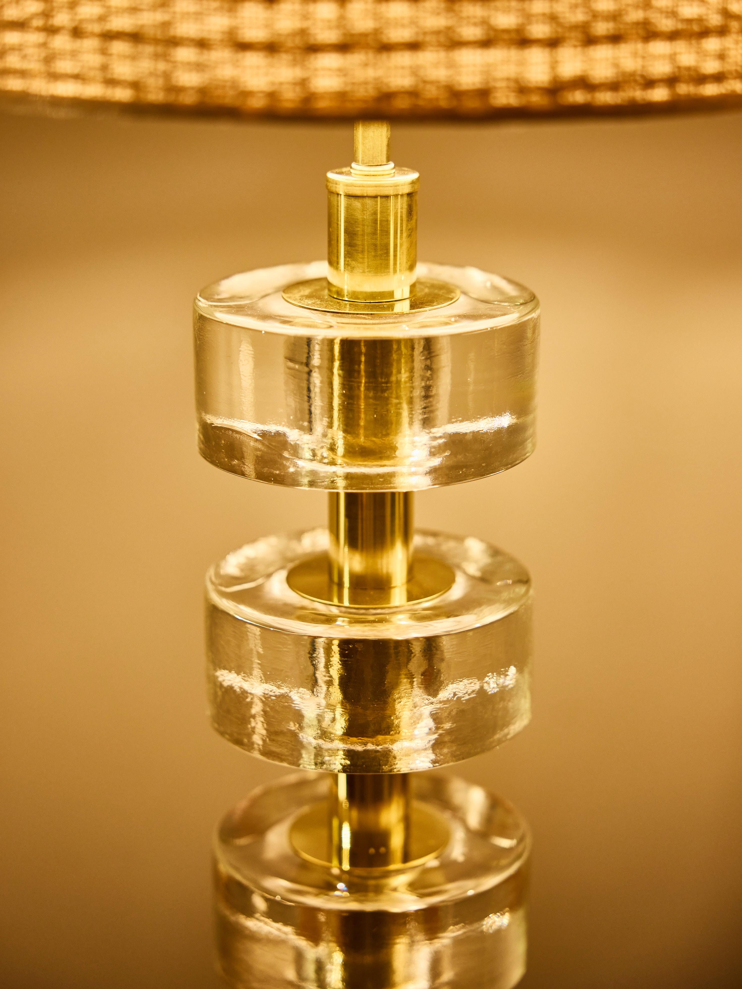XXI secolo e contemporaneo Coppia di lampade da tavolo a disco in vetro massiccio impilate con colonne in ottone lucido in vendita