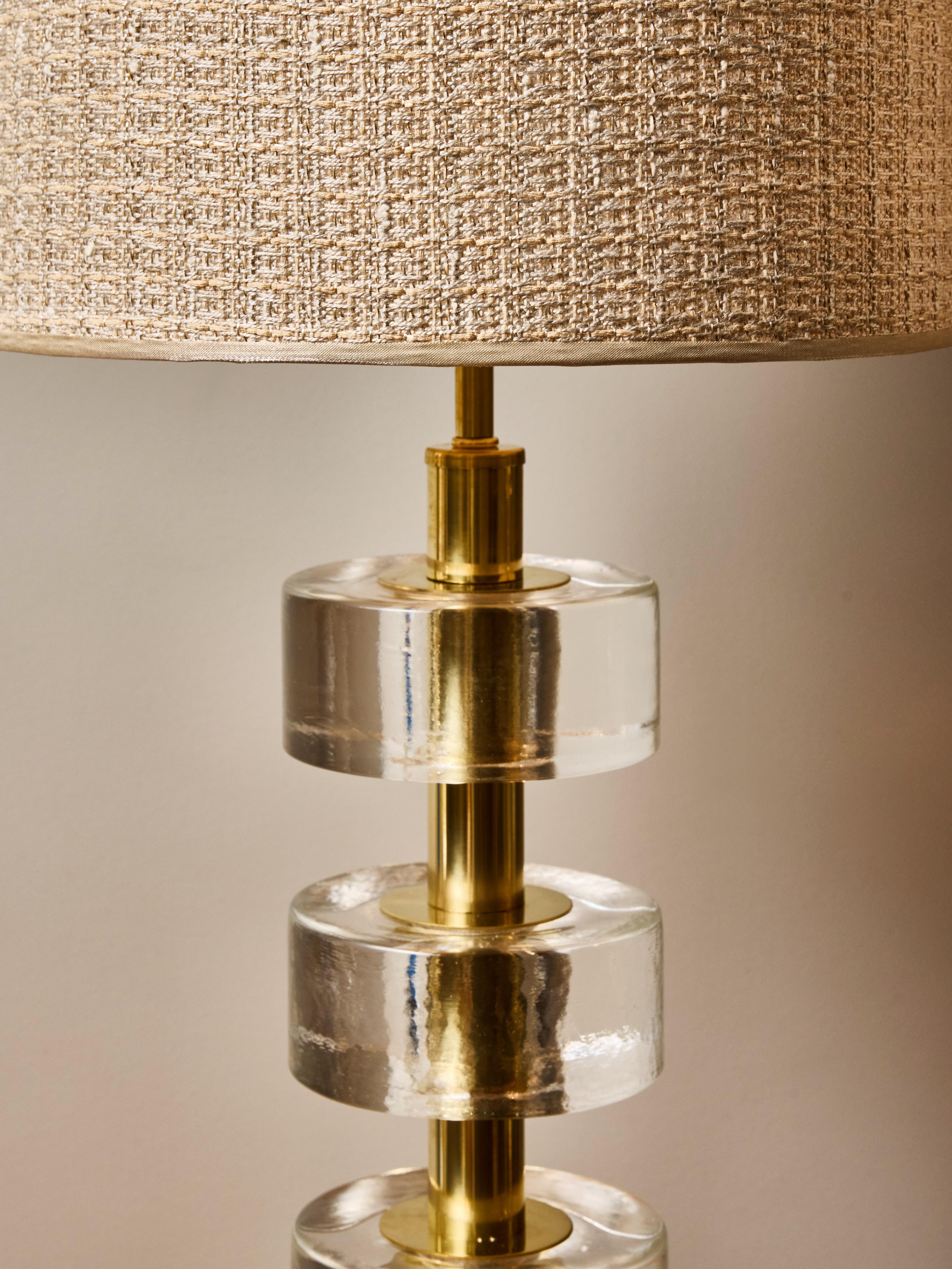 Ottone Coppia di lampade da tavolo a disco in vetro massiccio impilate con colonne in ottone lucido in vendita