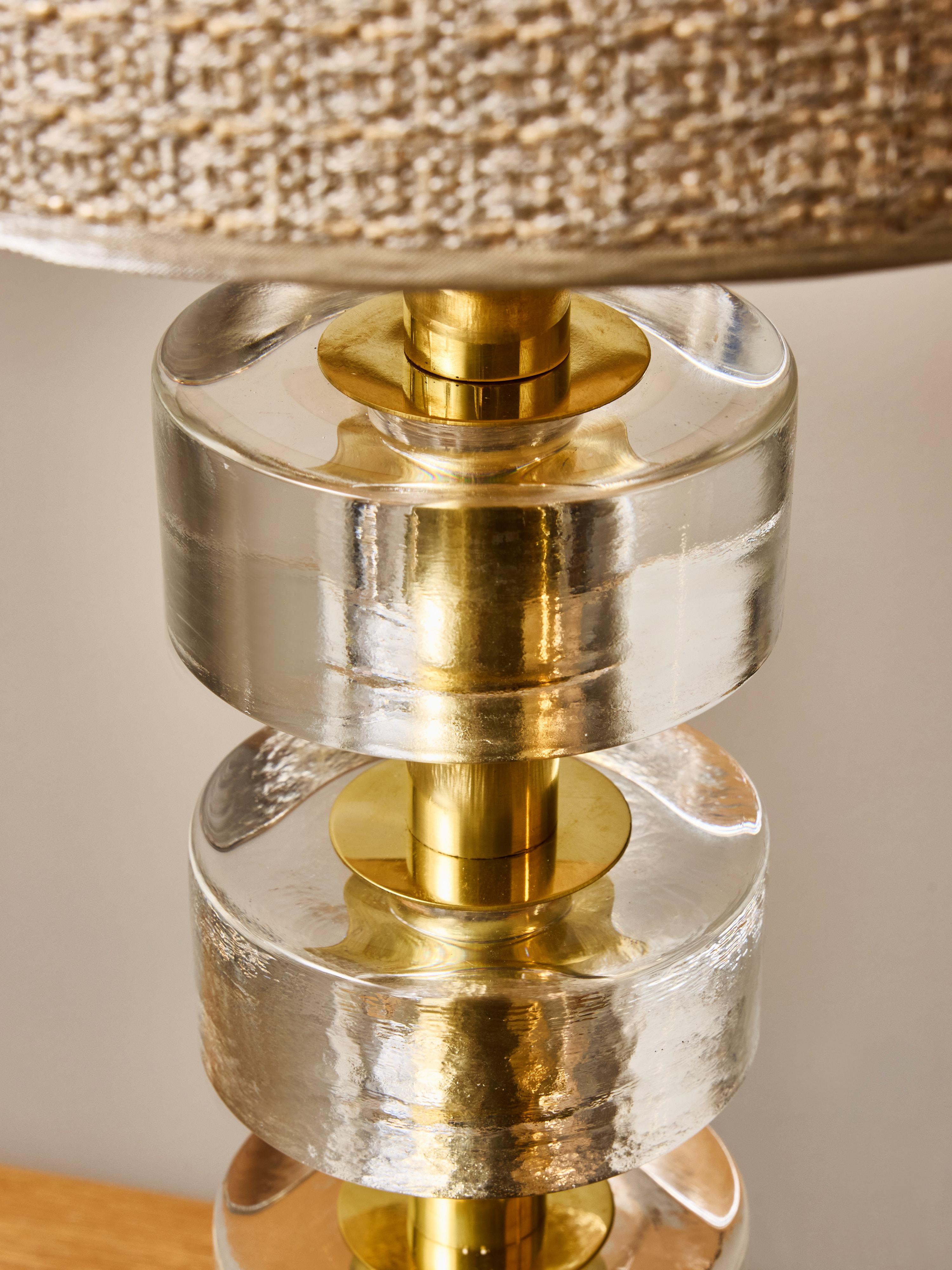 Coppia di lampade da tavolo a disco in vetro massiccio impilate con colonne in ottone lucido in vendita 1