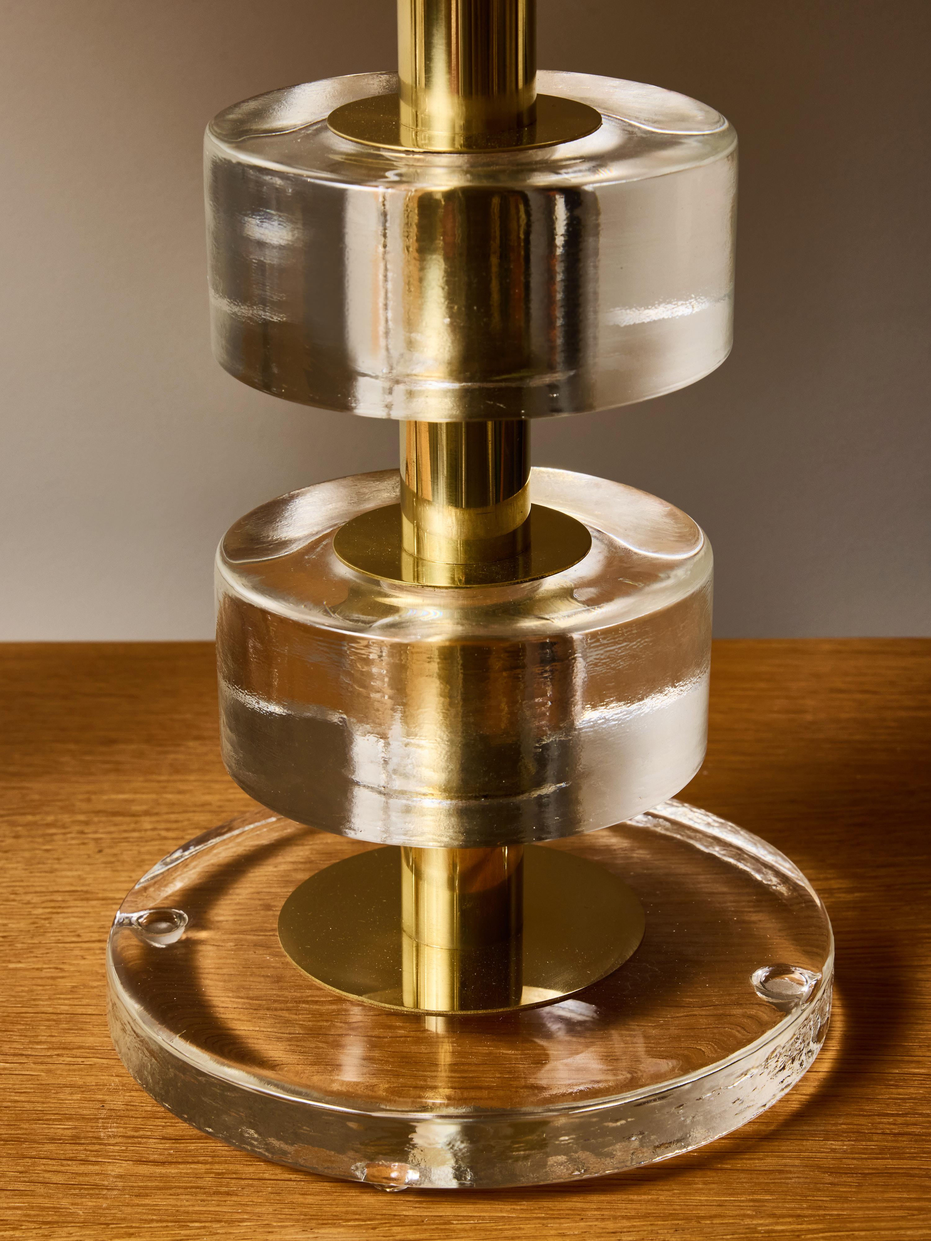 Coppia di lampade da tavolo a disco in vetro massiccio impilate con colonne in ottone lucido in vendita 2