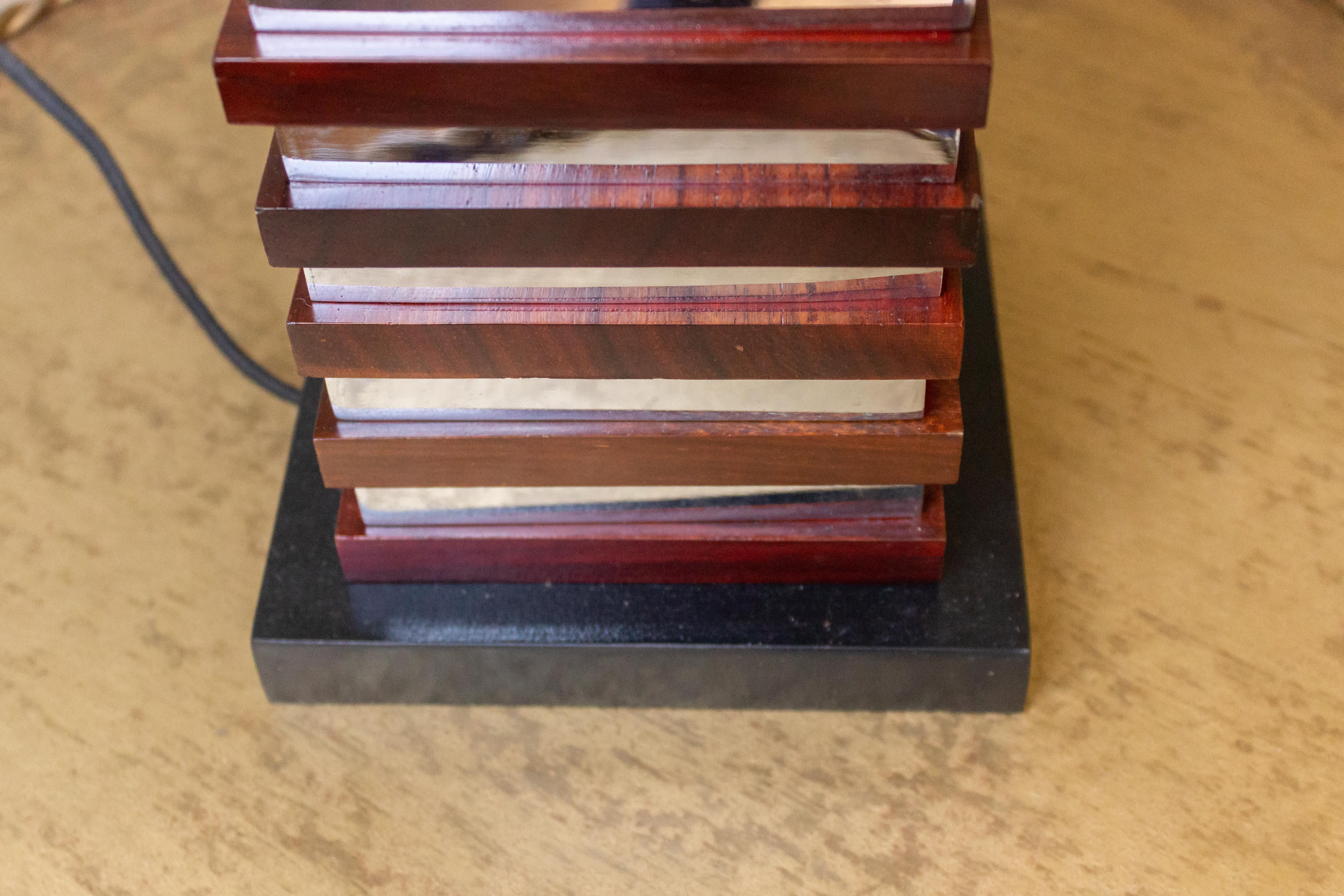Pareja de lámparas de sobremesa francesas apiladas de madera y cromo Cromo en venta