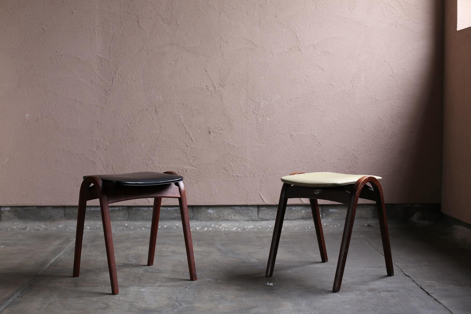 
Designé par Isamu Kenmochi et produit par Akita Mokko, ce tabouret est considéré comme l'une des icônes du design moderne japonais. Kenmochi est connu pour ses œuvres qui allient l'artisanat traditionnel japonais au design moderne, et ce tabouret