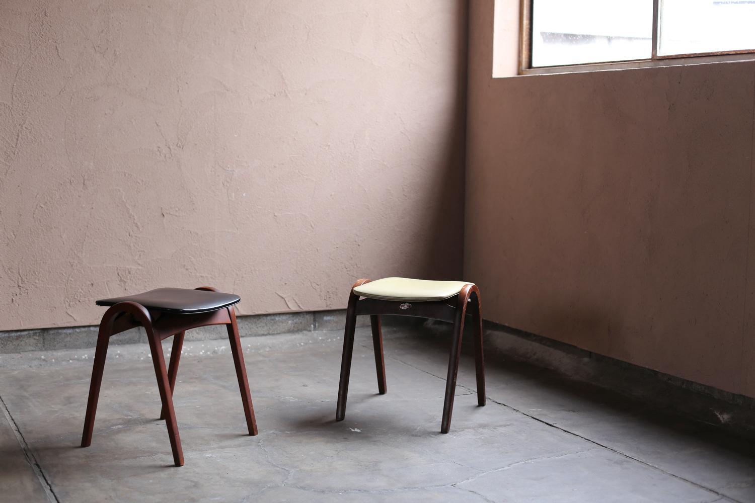 Japonisme Paire de chaises empilables d'Isamu Kenmochi pour Akita Mokko en vente