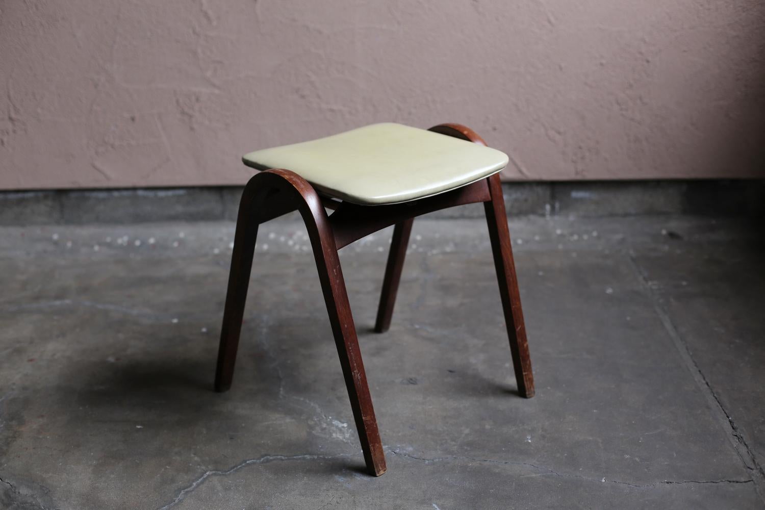 Japonais Paire de chaises empilables d'Isamu Kenmochi pour Akita Mokko en vente