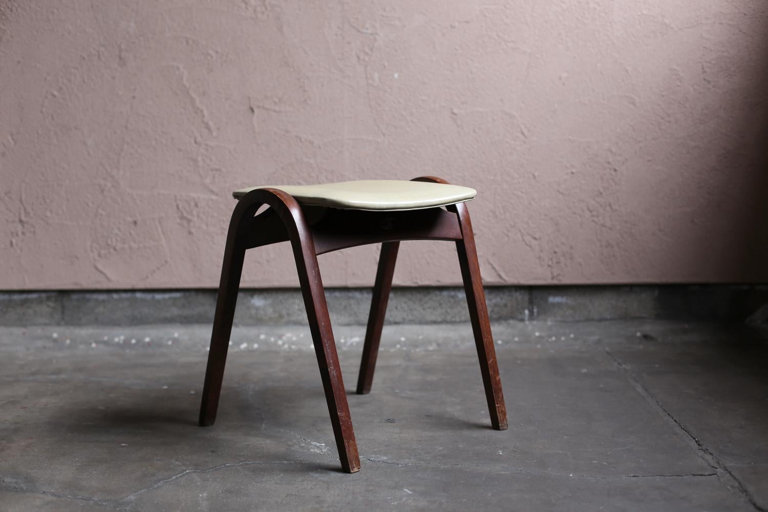 Paire de chaises empilables d'Isamu Kenmochi pour Akita Mokko Bon état - En vente à Sammu-shi, Chiba