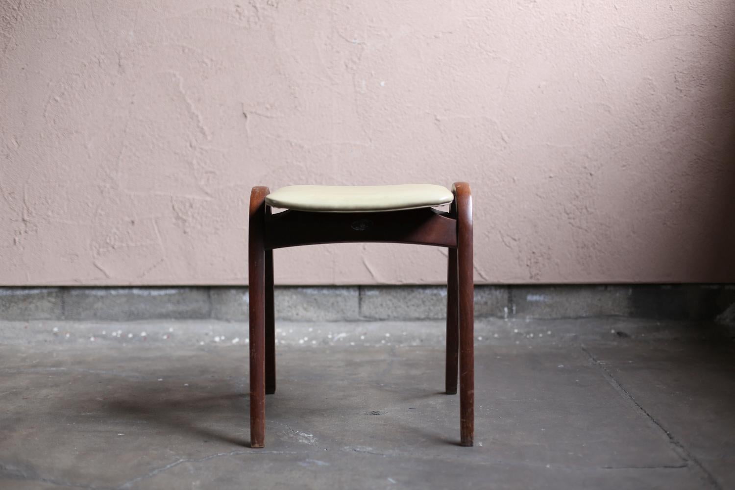 20ième siècle Paire de chaises empilables d'Isamu Kenmochi pour Akita Mokko en vente