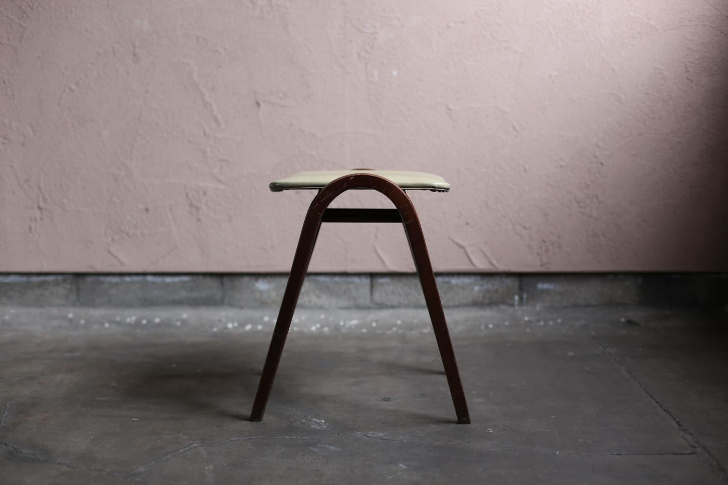 Bois Paire de chaises empilables d'Isamu Kenmochi pour Akita Mokko en vente
