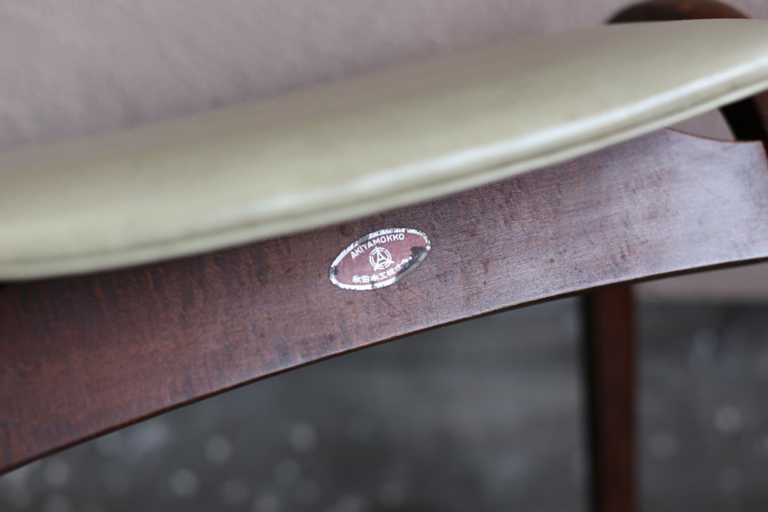 Paire de chaises empilables d'Isamu Kenmochi pour Akita Mokko en vente 1