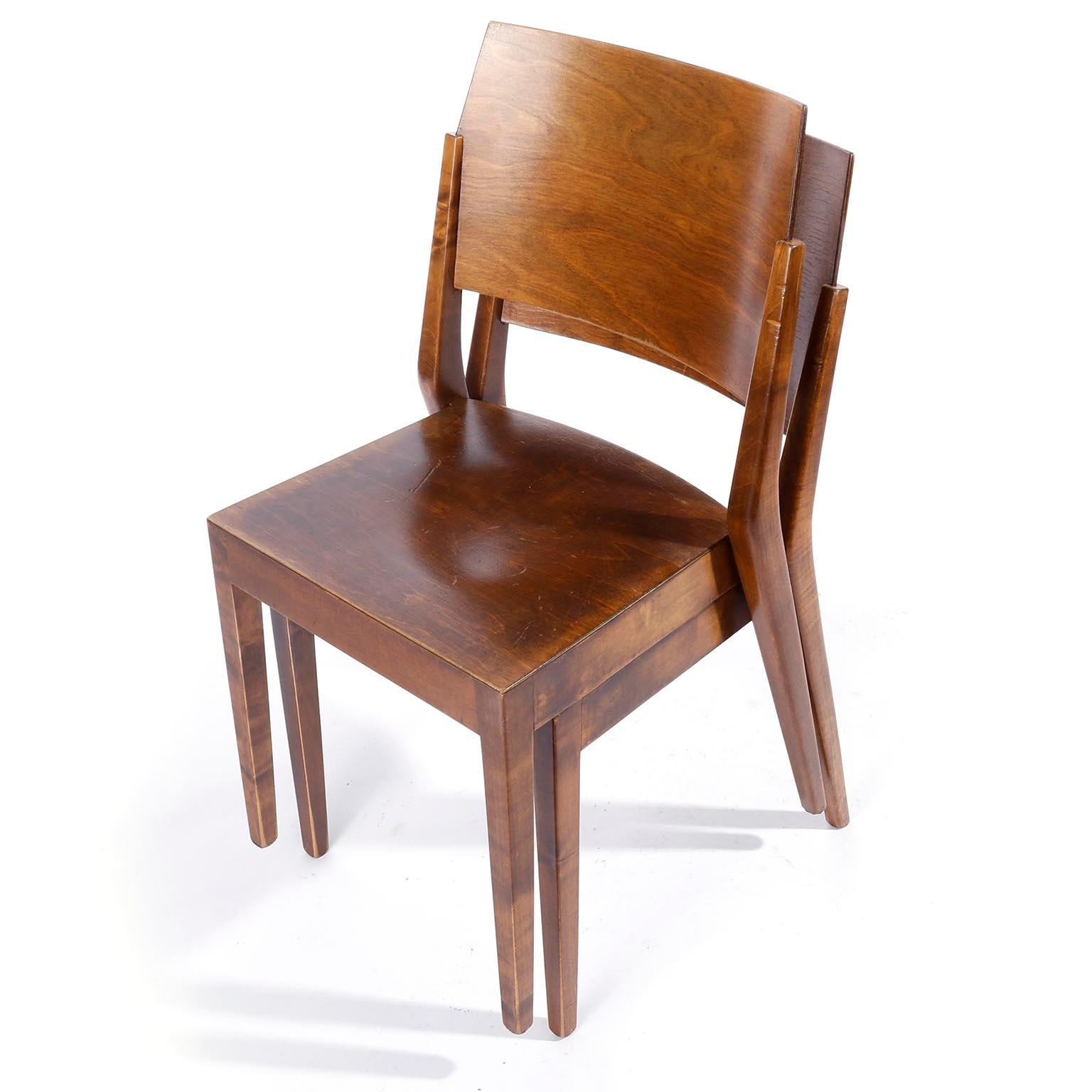 Rare ensemble de deux chaises empilables viennoises en bois teinté brun, conçues par l'architecte autrichien Prof. Karl Schwanzer et fabriquées par Thonet dans les années 1950.
Cette chaise a été conçue par Karl Schwanzer pour la