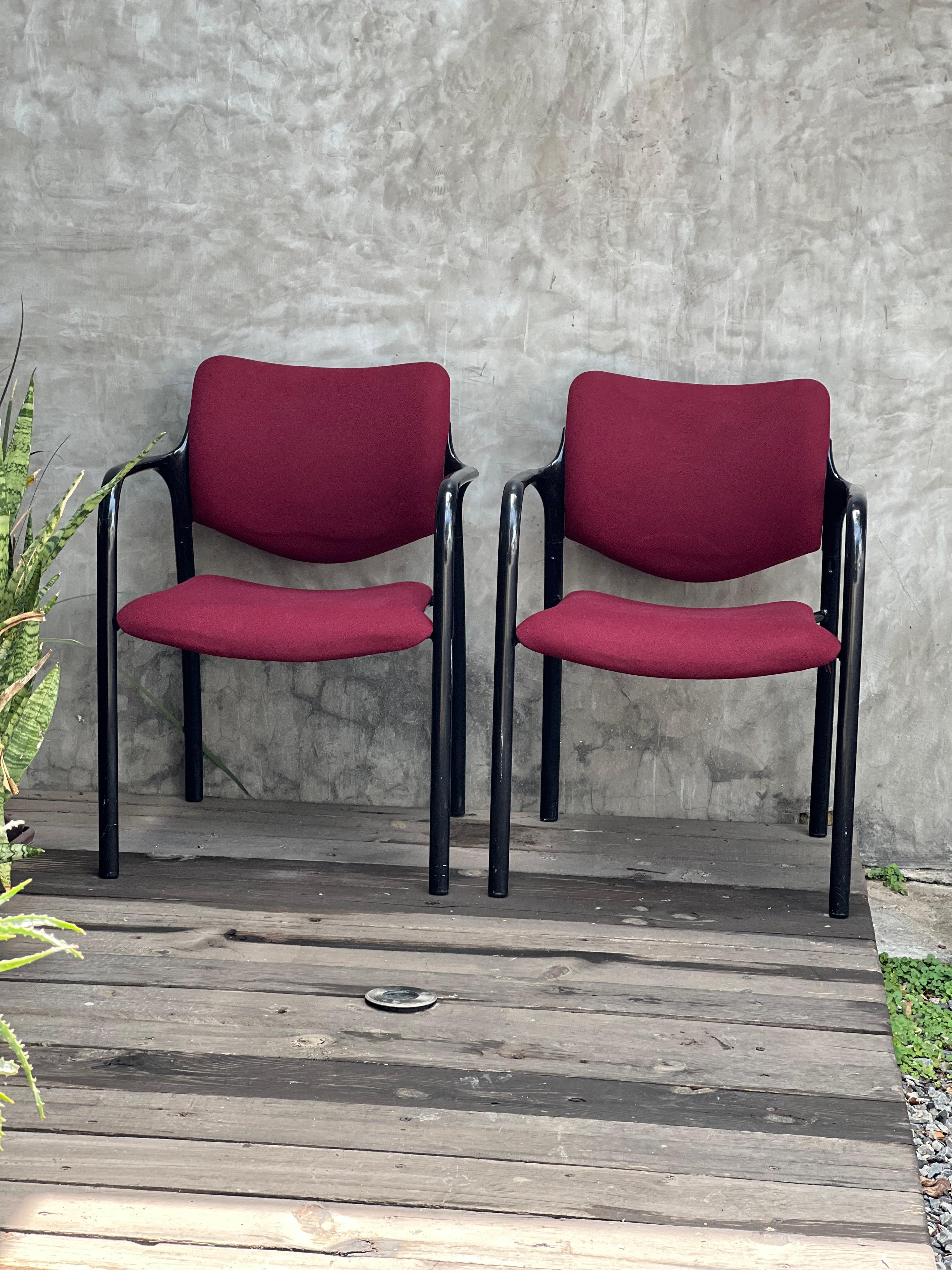 Stapelstühle von Mark Goetz für Herman Miller, Paar (Moderne) im Angebot