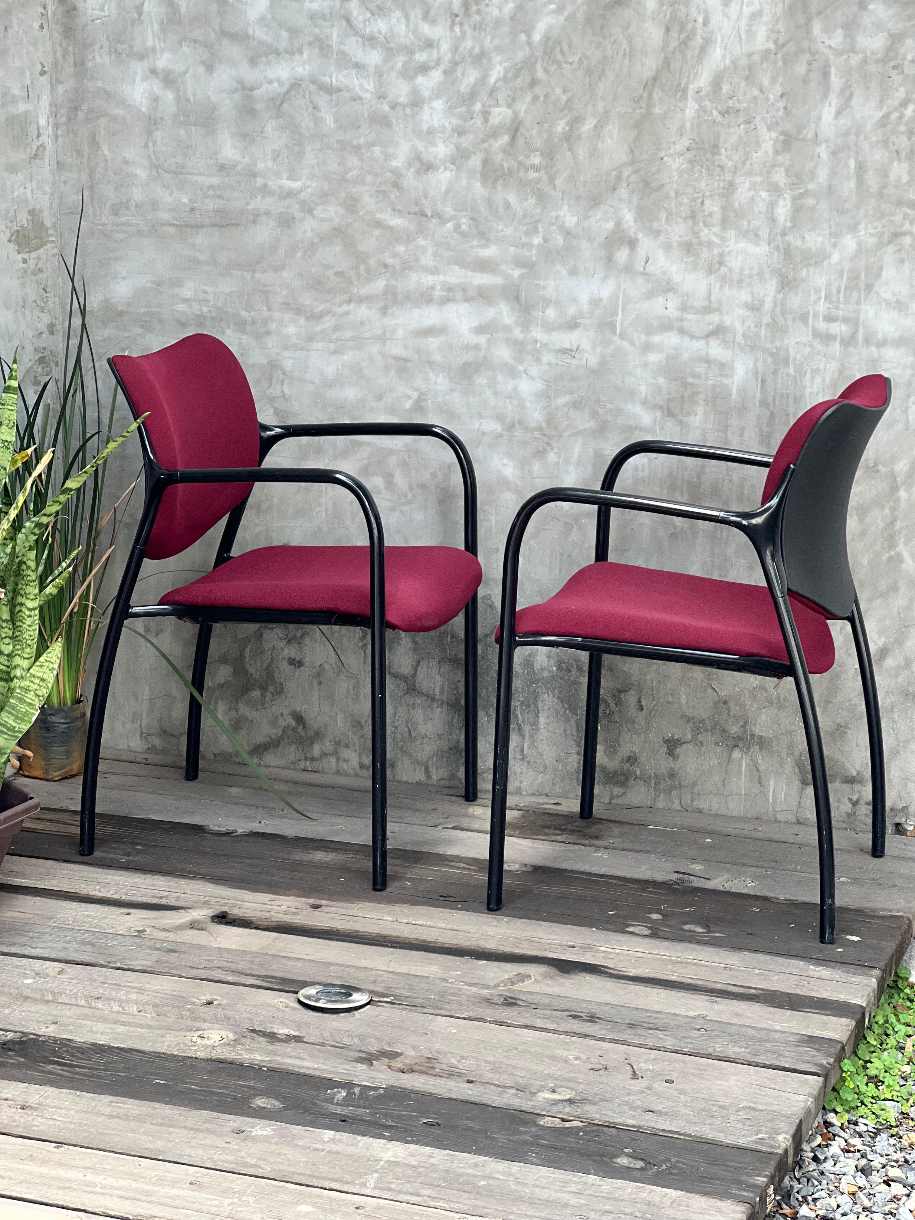 Stapelstühle von Mark Goetz für Herman Miller, Paar (amerikanisch) im Angebot