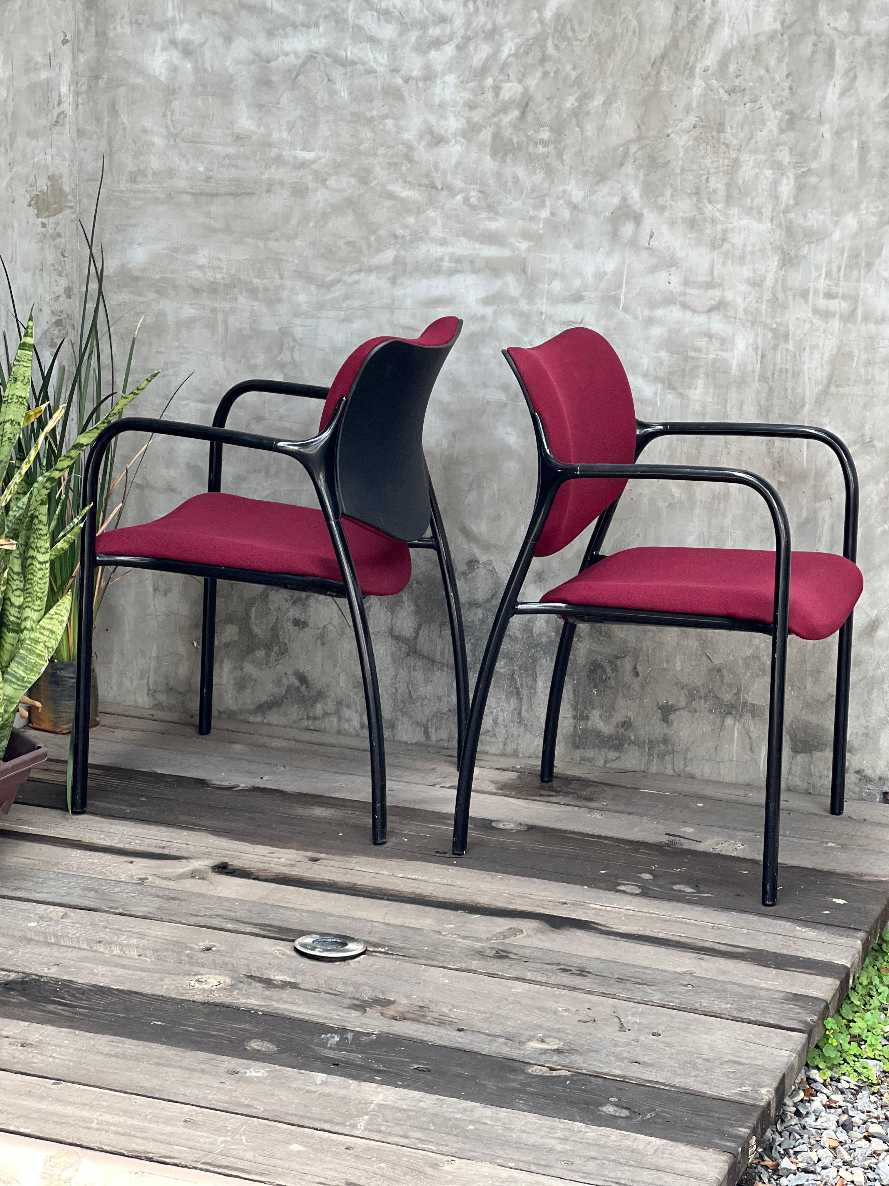 Stapelstühle von Mark Goetz für Herman Miller, Paar (21. Jahrhundert und zeitgenössisch) im Angebot