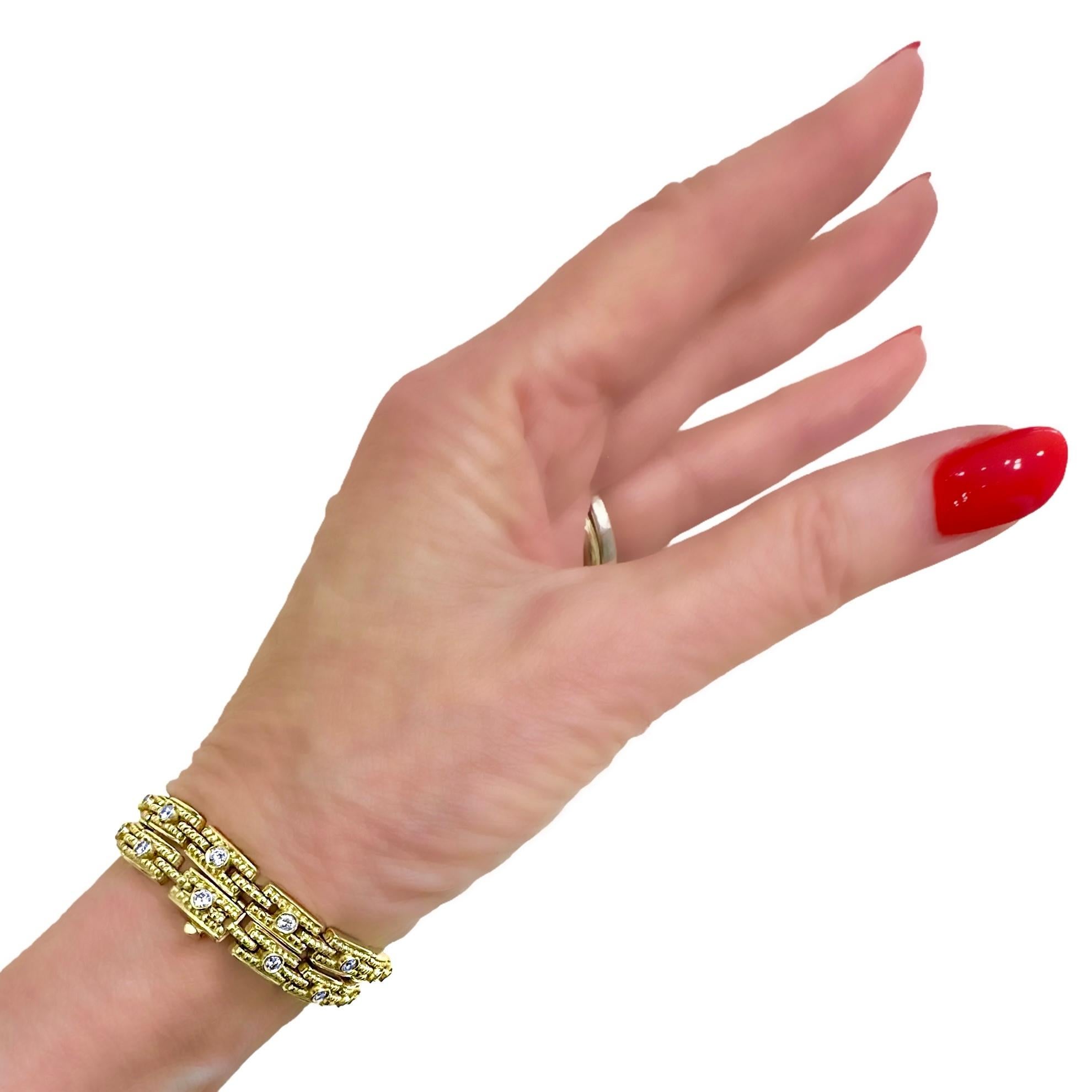 Paire de bracelets à maillons empilables de style designer en or jaune 18 carats et diamants en vente 6