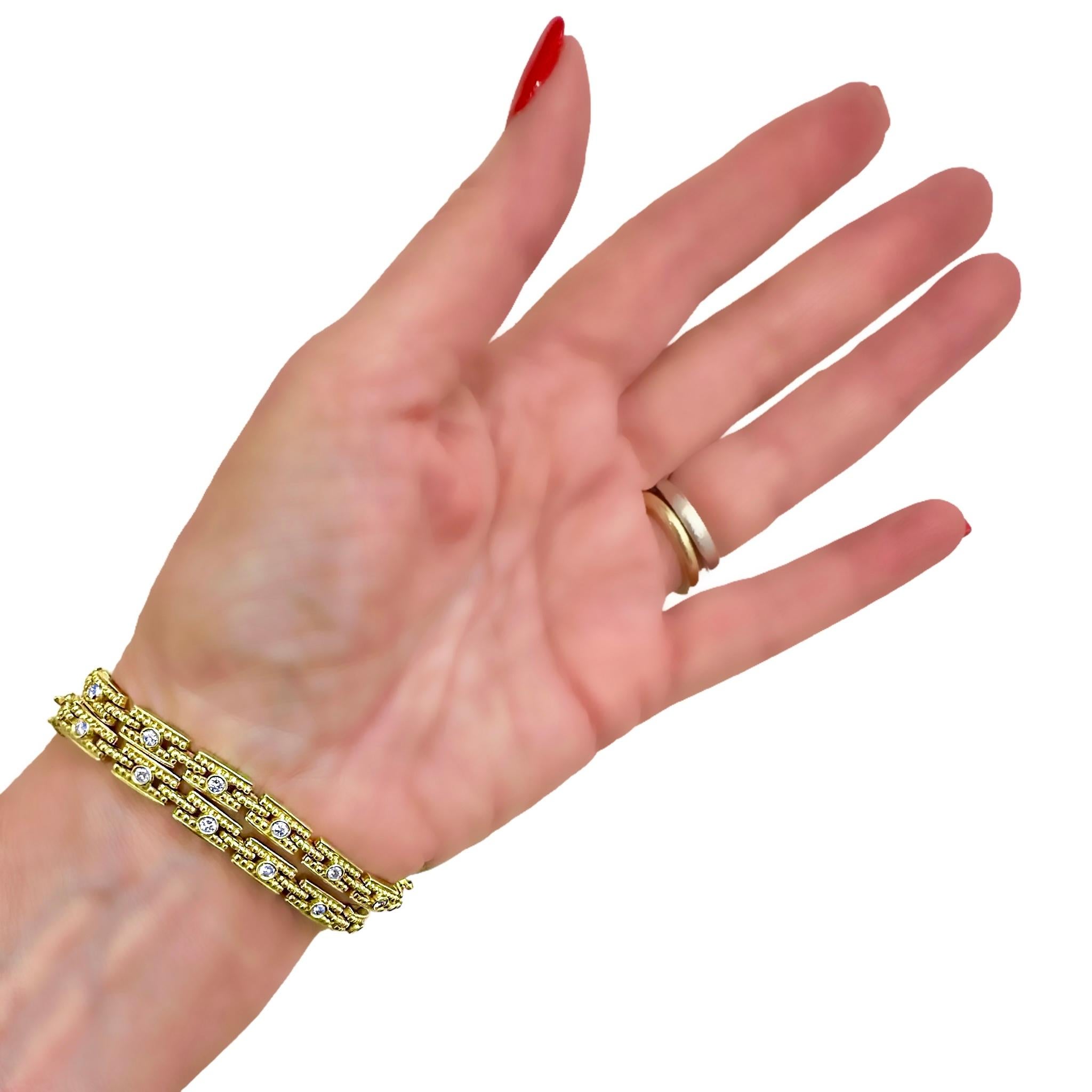 Paire de bracelets à maillons empilables de style designer en or jaune 18 carats et diamants en vente 7