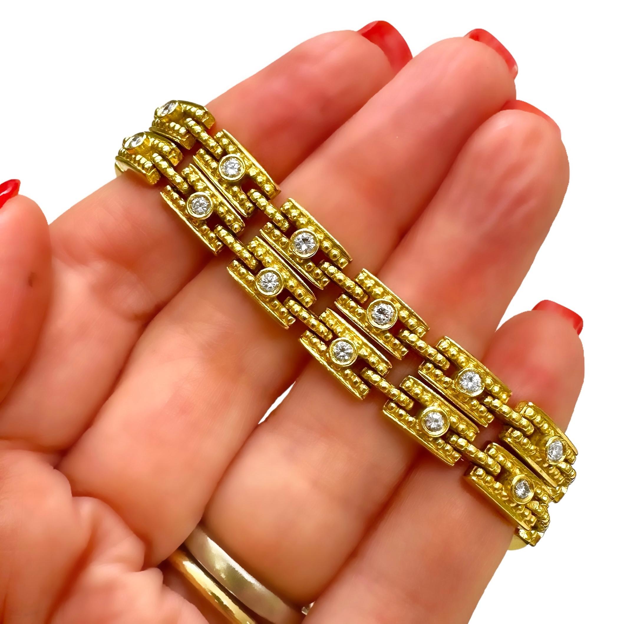 Paire de bracelets à maillons empilables de style designer en or jaune 18 carats et diamants en vente 3