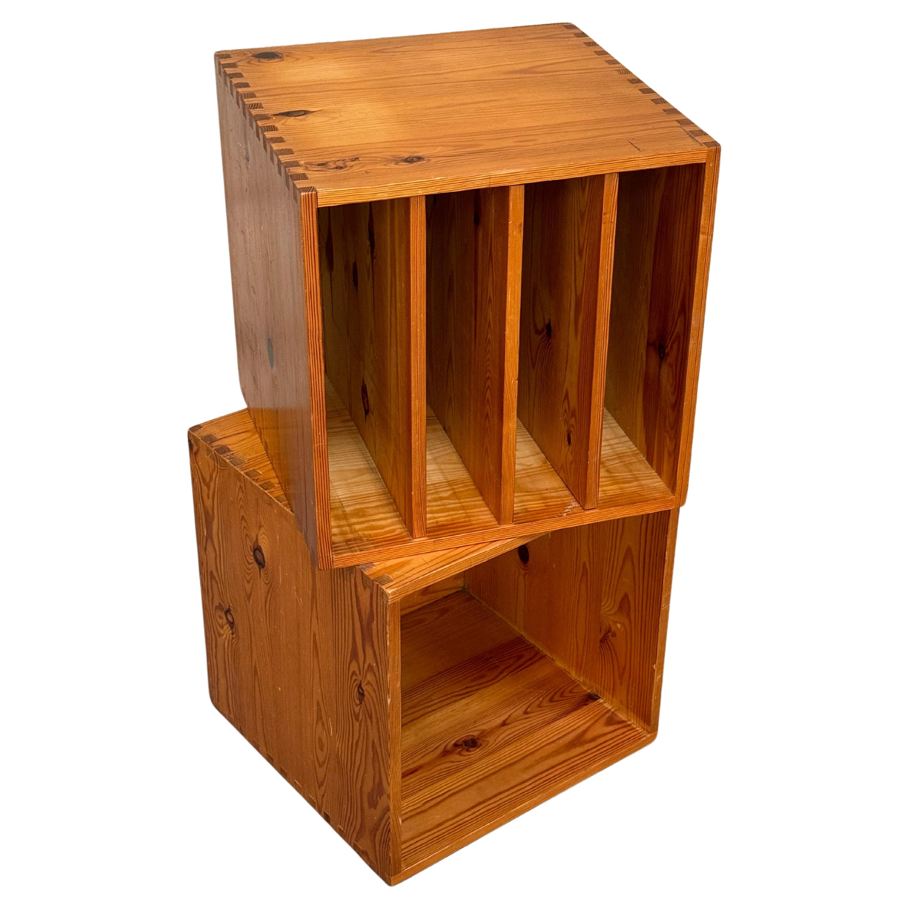 Paire de cubes de rangement/tables d'appoint empilables hollandaises en vente