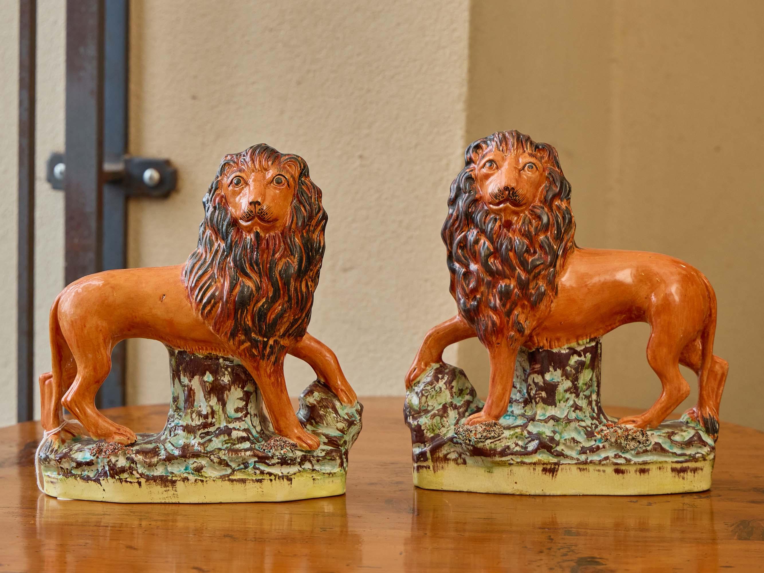 Ein Paar Staffordshire-Töpferlöwen aus den 1870er Jahren mit reicher Glasur und ausdrucksstarker Miene (Viktorianisch) im Angebot