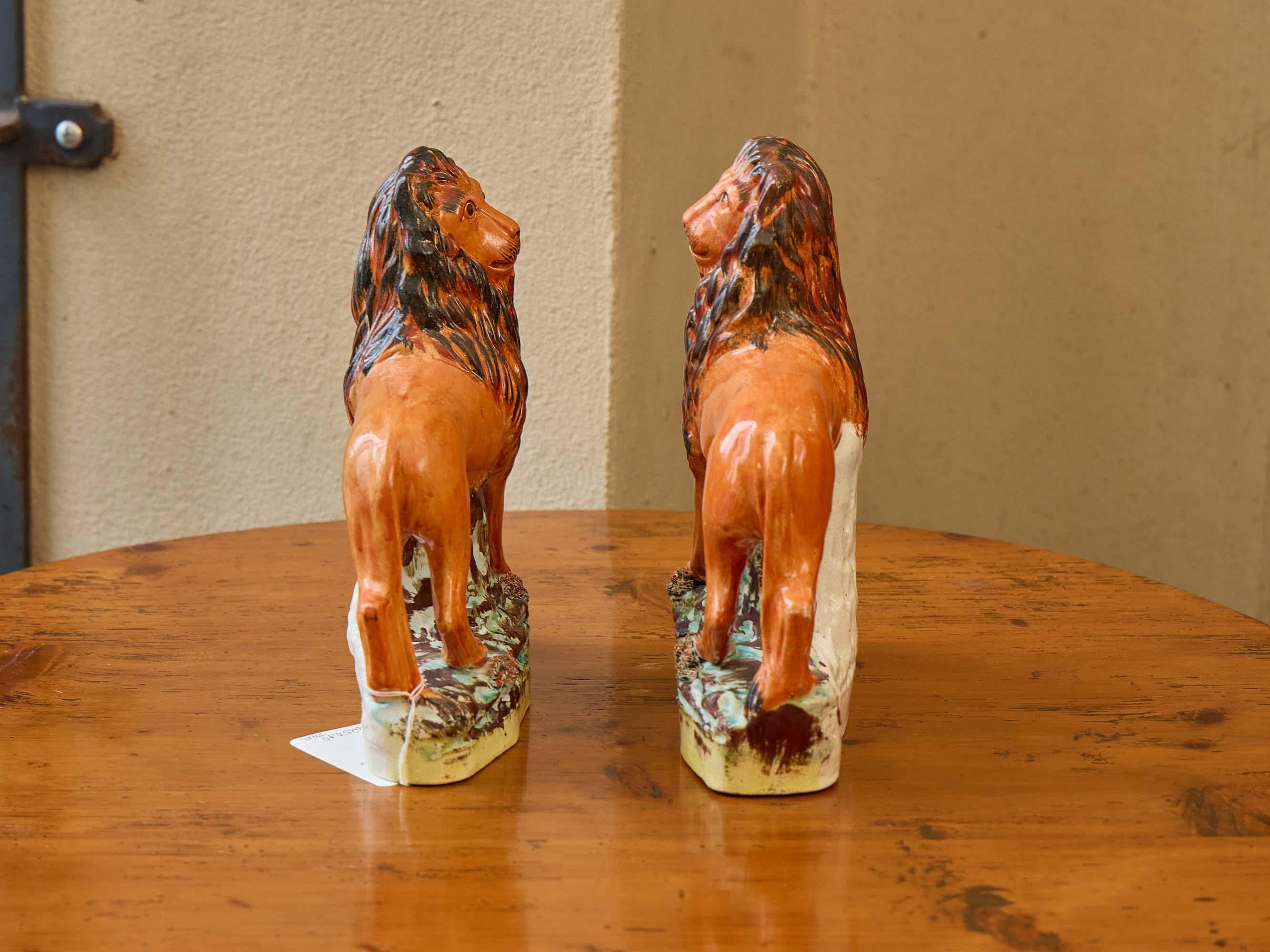 Ein Paar Staffordshire-Töpferlöwen aus den 1870er Jahren mit reicher Glasur und ausdrucksstarker Miene im Zustand „Gut“ im Angebot in Atlanta, GA